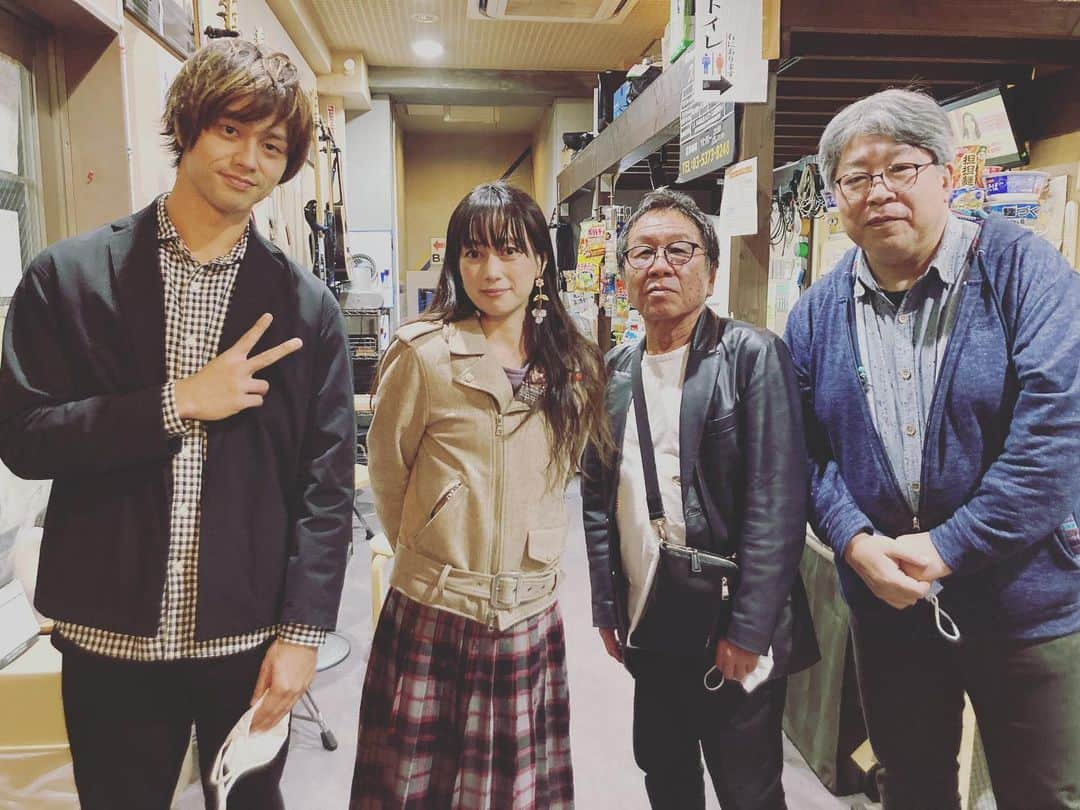 佐伯日菜子さんのインスタグラム写真 - (佐伯日菜子Instagram)「今年の初めに撮影した短編映画『夜想忌』お披露目&配信トークショーに行ってきました！ ちゃんと上映できて良かった！ 右から👉原作者の朱川湊人先生。（実は私は朱川先生の作品と先生のお人柄の大ファン！いつか先生原作の「世にも奇妙な物語」に出たい！既に何作か「世にも〜」で映像化されてるからね。） 高橋伴明監督（日本の映画界を作ったお一人。素晴らしいよ。現場がめちゃくちゃ早くて驚く。実は優しい。お魚🐟が好き。） 宇乃徹さん（カッコいい。面倒見がいい。みんなの為にマウスシールド作ってくれたり。ブレイクダンスが得意なのでそういう役とかミュージカルとか似合うと思う。） 配信をご覧になって下さった皆さん！ご支援頂いた皆さん！おかげさまで良い一日となりました。 ありがとうございました。 配信アーカイブは12/5まで！ #朱川湊人 先生 #高橋伴明 監督 #宇乃徹 さん #森田童子 さん #映画 #夜想忌  #配信   https://twitcasting.tv/st_koya_ma/shopcart/34775」11月23日 19時25分 - hinakosaeki