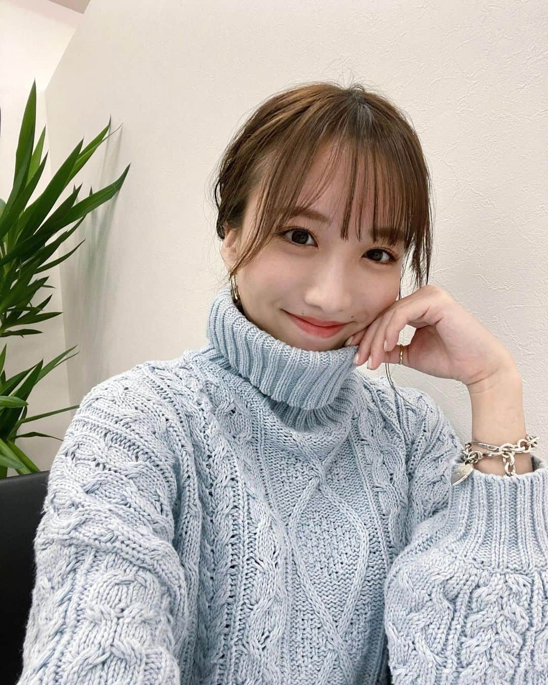 大野真昂のインスタグラム：「☺︎  まつ毛パーマと眉ティントしたら 朝からほぼなんもすることなくてメイク楽ちん🥸⭐️  ブルーニット可愛い🫐  #まつ毛パーマ #眉ティント #fujiko #lilyboutique」