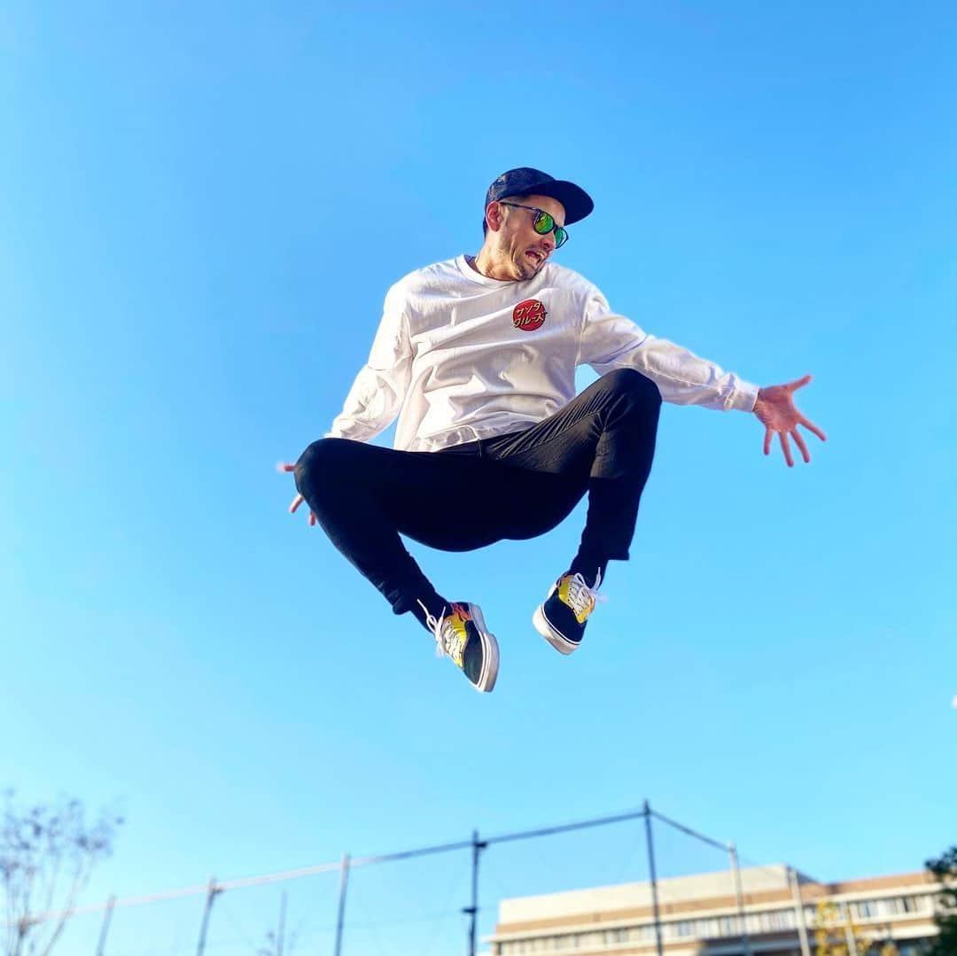 元気☆たつやのインスタグラム：「【ビョーーーン】  #ノラメン  #JUMP #体育すわり  #building #Photo #ENERGY #jojo #jojopose  #ジャンプ写真 #撮影テクニック #撮影依頼募集中  #撮影依頼受付中  #フォローミー  #followｍe」