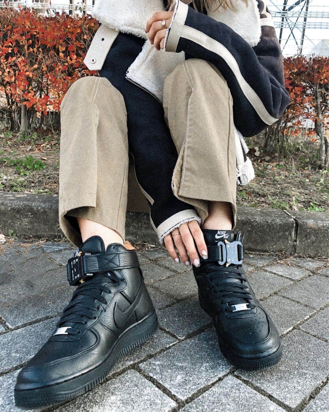 中嶋杏理さんのインスタグラム写真 - (中嶋杏理Instagram)「﻿ ﻿ 新しいお靴です☺️👟✔︎﻿ @nike × @alyxstudio ﻿ ﻿ 良い靴を履くと靴が良い所に連れてくれるんだよ✨✨﻿ ﻿ ﻿ .﻿ #nike#alyxstudio#airforce1#kicks#winterfashion ﻿ #エアフォース1 #ナイキ#コーデ#スニーカー」11月23日 19時29分 - anrinakajima