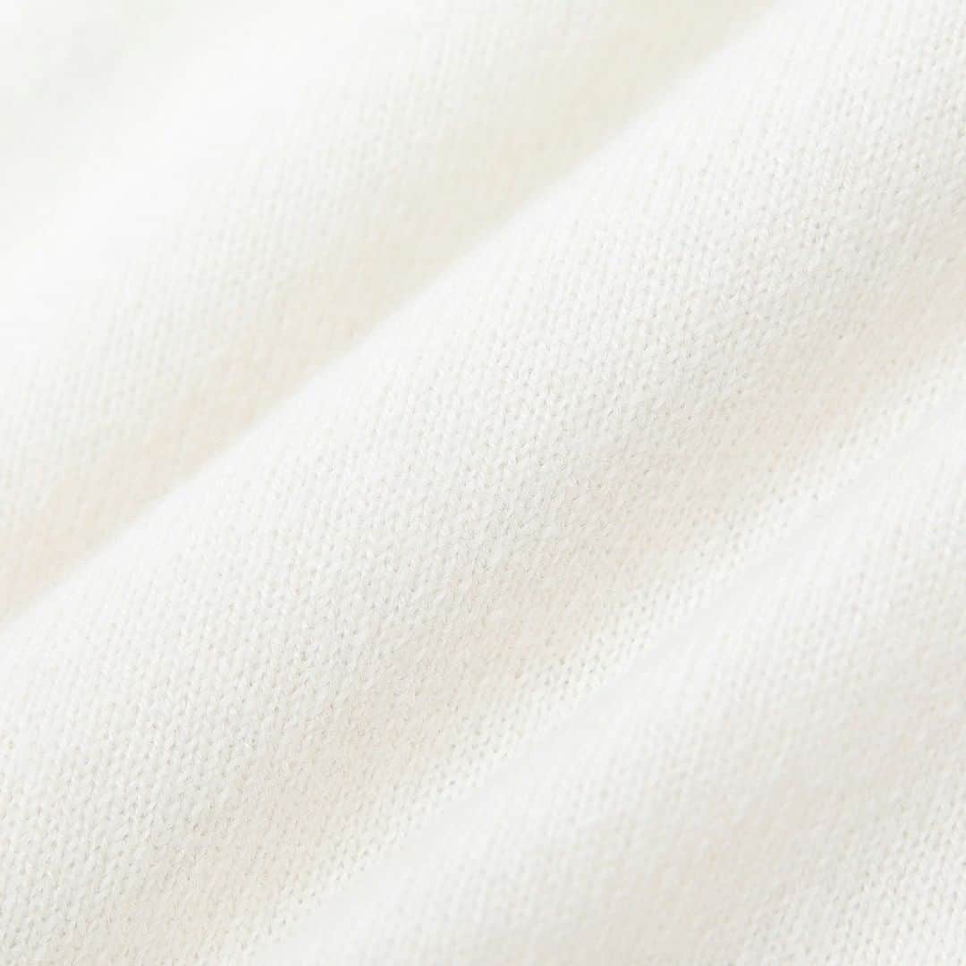 Factelier(ファクトリエ)さんのインスタグラム写真 - (Factelier(ファクトリエ)Instagram)「【希少な1等級のホワイトカシミヤを贅沢に!Vラインが美しい極上ニット。】  こんばんは、ファクトリエです。  保温性と保湿性の高い「カシミヤ」。 その特長と希少性から“繊維の宝石”と呼ばれています。  カシミヤは、繊維の細さ、長さ、異物の混入率によって、1から9までの等級がつけられます。 そのうち最も希少なのが「1等級」のホワイトカシミヤ。 なんと1頭から採れる量はわずか170g前後です。  今回ご紹介するニットトップスはこのホワイトカシミヤを贅沢に100%使用しています。  ■シルエットの美しさ  トレンドに左右されない美しいライン、女性のデコルテがきれいに見えるようこだわりました。 シャツ合わせ、Tシャツ合わせにも対応する、過ぎず開きすぎない程よい広さです。  裾口のリブは長めの丈に仕上げ、女性らしい上品なシルエットに仕上げています。  袖や身頃など、それぞれのパーツが形作られた状態で編み上がる「成型編み」と、 編み地一目一目に針を通して縫製する「リンキング縫製」で仕上げています。 体にフィットした自然なシルエット、ゴロゴロ感がなく着心地抜群なのが特徴です。   ■手間を惜しまず繊維にやさしい方法で仕上げる  編み上がったばかりのニットは、お湯で洗い乾燥させます。  一般的に効率を考えて、乾燥機にかけることが多い中、UTOは自然乾燥を選択。 1日かけてゆっくりと乾かします。  繊維にとってストレスをかけない方法で、最高の風合いに仕上げています。  着れば着るほどふわふわに育ってゆく、長くご愛用いただけるカシミヤニットです。 是非、その表情を楽しんでくださいね。  ー語れるもので日々を豊かにー ファクトリエはメイドインジャパンの工場直結ファッションブランドです。 職人の情熱と最高の技術がつまった、人に語りたくなるものを長く大切に使ってもらいたい、そんな想いと共に語れる本物をお届けします。  ⇓アカウントはこちら⇓ @factelier . . #ファクトリエ　#factelier	#メイドインジャパン	#ベーシック	#ベーシックコーデ	#シンプル雑貨　#シンプルファッション	#シンプルコーディネート	#大人コーディネート	#大人ファッション	#大人スタイル　#大人カジュアルスタイル	#きれいめファッション	#きれいめカジュアル	#きれいめスタイル	#光沢感	#肌ざわり	#肌触り抜群	#肌触り最高	#定番アイテム　#定番コーデ	#カシミヤ	#カシミヤニット	#ホワイトカシミヤ	#着心地	#着心地抜群	#プレゼントにおすすめ	#良いものを長く	#クラフトマンシップ	#語れるもので日々を豊かに」11月23日 19時30分 - factelier