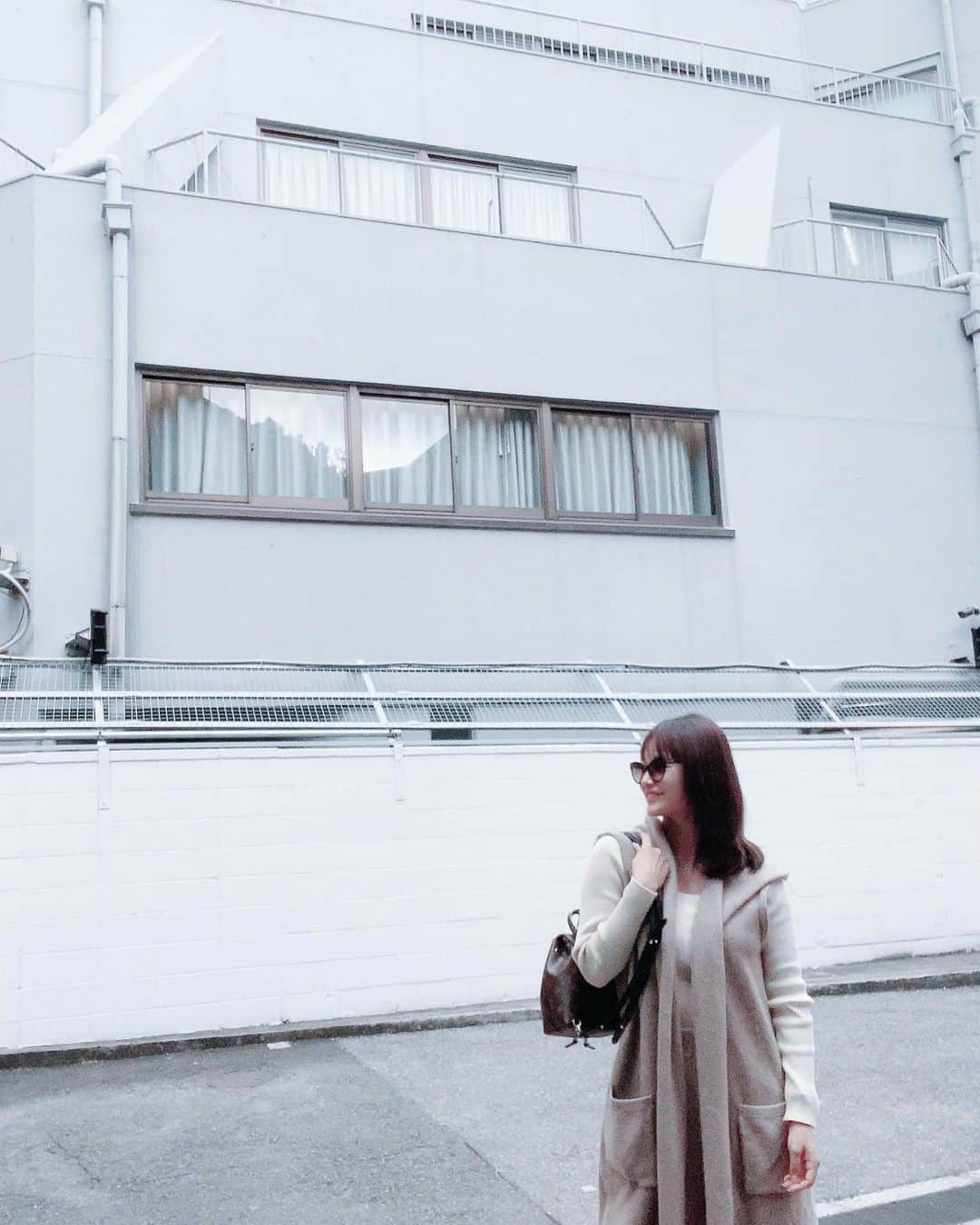 紺谷みえこのインスタグラム：「週末のスタメン。 去年ママにお下がりでもらった カシミアのロングジレ🍂  #お気に入り」