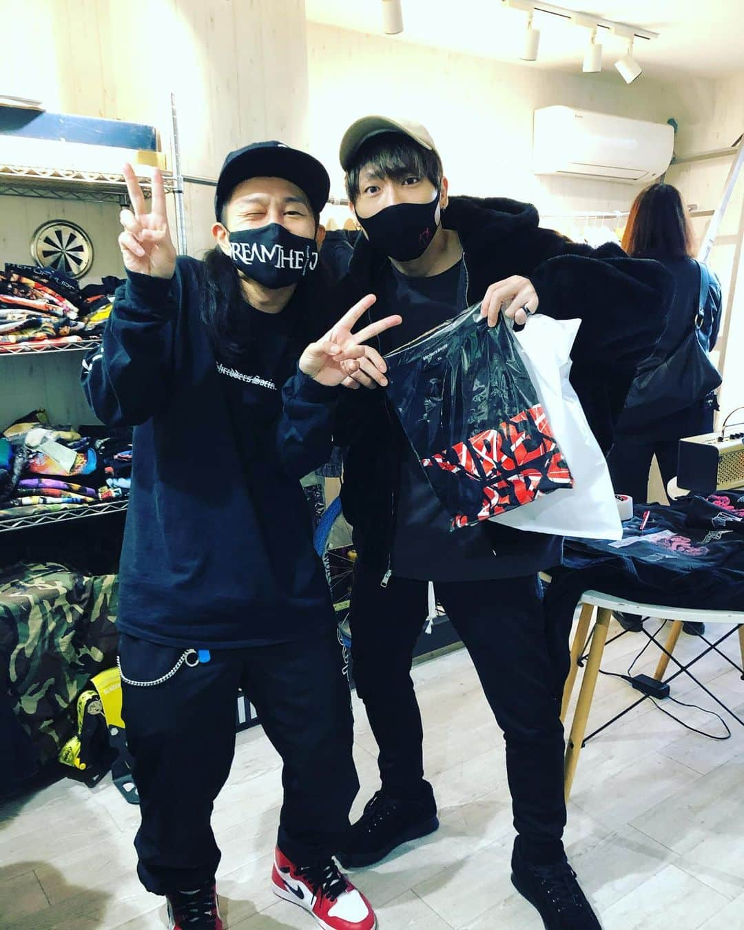 Kuboty さんのインスタグラム写真 - (Kuboty Instagram)「Shredders Society POP UP STORE ご来場いただいたい皆様ありがとうございます🔥  のんびりやったつもりでしたがめちゃ疲れました、ギター動画も撮って編集しながら接待したりしてました🎸✨  よく会ってるお友達も、たまにしか会えない人も、初めましてコンニチワの方も、もっともっとみんなと話したかったです🥺  今回ポップアップで販売したEVHトリビュートものは受注でオンラインやることしました、期間短めに設定すると思うのでお気を付けください、詳しくはShredders Societyのアカウントをチェックでお願いします🤘  #shredderssociety」11月23日 19時35分 - kuboty666