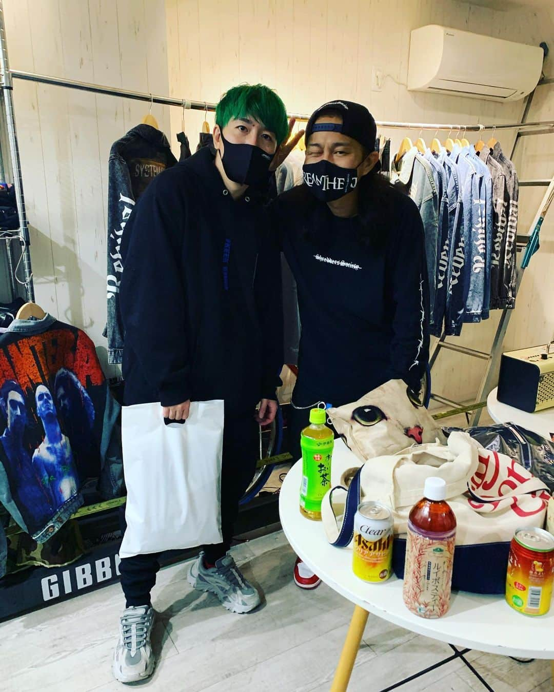 Kuboty さんのインスタグラム写真 - (Kuboty Instagram)「Shredders Society POP UP STORE ご来場いただいたい皆様ありがとうございます🔥  のんびりやったつもりでしたがめちゃ疲れました、ギター動画も撮って編集しながら接待したりしてました🎸✨  よく会ってるお友達も、たまにしか会えない人も、初めましてコンニチワの方も、もっともっとみんなと話したかったです🥺  今回ポップアップで販売したEVHトリビュートものは受注でオンラインやることしました、期間短めに設定すると思うのでお気を付けください、詳しくはShredders Societyのアカウントをチェックでお願いします🤘  #shredderssociety」11月23日 19時35分 - kuboty666