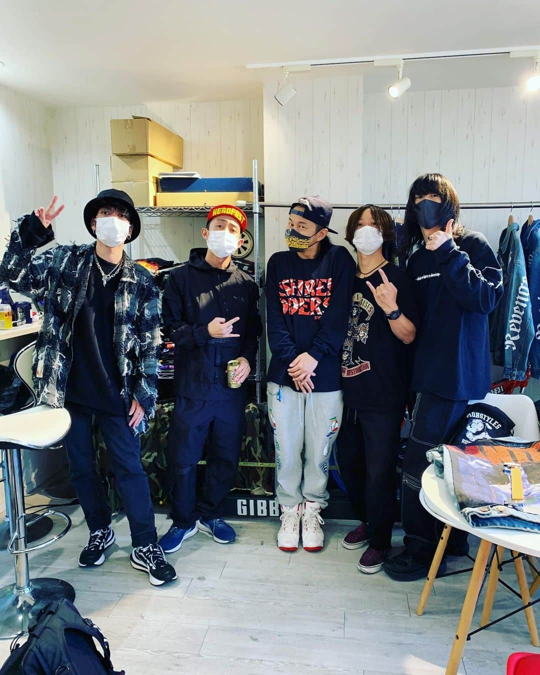 Kuboty さんのインスタグラム写真 - (Kuboty Instagram)「Shredders Society POP UP STORE ご来場いただいたい皆様ありがとうございます🔥  のんびりやったつもりでしたがめちゃ疲れました、ギター動画も撮って編集しながら接待したりしてました🎸✨  よく会ってるお友達も、たまにしか会えない人も、初めましてコンニチワの方も、もっともっとみんなと話したかったです🥺  今回ポップアップで販売したEVHトリビュートものは受注でオンラインやることしました、期間短めに設定すると思うのでお気を付けください、詳しくはShredders Societyのアカウントをチェックでお願いします🤘  #shredderssociety」11月23日 19時35分 - kuboty666