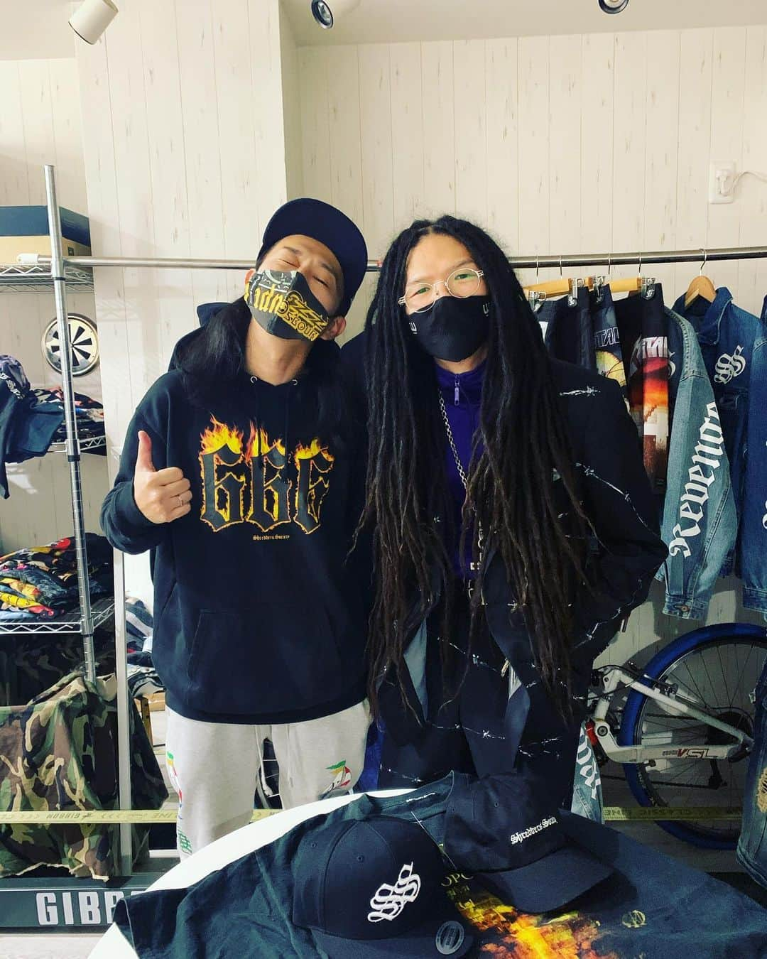 Kuboty さんのインスタグラム写真 - (Kuboty Instagram)「Shredders Society POP UP STORE ご来場いただいたい皆様ありがとうございます🔥  のんびりやったつもりでしたがめちゃ疲れました、ギター動画も撮って編集しながら接待したりしてました🎸✨  よく会ってるお友達も、たまにしか会えない人も、初めましてコンニチワの方も、もっともっとみんなと話したかったです🥺  今回ポップアップで販売したEVHトリビュートものは受注でオンラインやることしました、期間短めに設定すると思うのでお気を付けください、詳しくはShredders Societyのアカウントをチェックでお願いします🤘  #shredderssociety」11月23日 19時35分 - kuboty666