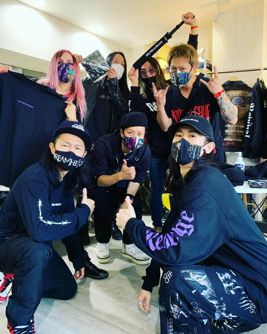 Kuboty さんのインスタグラム写真 - (Kuboty Instagram)「Shredders Society POP UP STORE ご来場いただいたい皆様ありがとうございます🔥  のんびりやったつもりでしたがめちゃ疲れました、ギター動画も撮って編集しながら接待したりしてました🎸✨  よく会ってるお友達も、たまにしか会えない人も、初めましてコンニチワの方も、もっともっとみんなと話したかったです🥺  今回ポップアップで販売したEVHトリビュートものは受注でオンラインやることしました、期間短めに設定すると思うのでお気を付けください、詳しくはShredders Societyのアカウントをチェックでお願いします🤘  #shredderssociety」11月23日 19時35分 - kuboty666