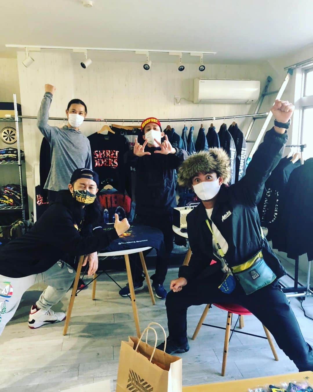 Kuboty のインスタグラム：「Shredders Society POP UP STORE ご来場いただいたい皆様ありがとうございます🔥  のんびりやったつもりでしたがめちゃ疲れました、ギター動画も撮って編集しながら接待したりしてました🎸✨  よく会ってるお友達も、たまにしか会えない人も、初めましてコンニチワの方も、もっともっとみんなと話したかったです🥺  今回ポップアップで販売したEVHトリビュートものは受注でオンラインやることしました、期間短めに設定すると思うのでお気を付けください、詳しくはShredders Societyのアカウントをチェックでお願いします🤘  #shredderssociety」