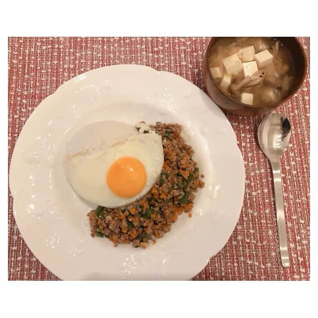 早乙女わかばさんのインスタグラム写真 - (早乙女わかばInstagram)「.﻿ 👩🏻‍🍳わかば飯👩🏻‍🍳﻿ ﻿ 🍴ガパオライス﻿ しめじと豆腐のお味噌汁﻿ ﻿ 🍴ナポリタン﻿ 豆腐サラダ﻿ ﻿ 🍴ライスグラタン（ドリアのこと。我が家ではライスグラタン笑）﻿ 春雨サラダ﻿ じゃがいもスープ﻿ ﻿ 🍴明太子パスタ﻿ さつまいもサラダ﻿ キノコスープ﻿ 大学芋﻿ ﻿ 洋食率高めですね﻿ ﻿ 自粛中2ヶ月の料理修行の手応えを感じております！！﻿ もうなんでもこい👍🏻👍🏻👍🏻﻿ ﻿ クックパッドはプレミアム会員、クラシル、DELISH KITCHENのアプリ様様🙏🏻✨﻿ ﻿ 食べるの大好きなので、食べたいものをすぐに作れるようになって嬉しいです😋❤️﻿ ﻿ 暇さえあればレシピ見てます（笑）﻿ 今も何作ろっかな〜って考えてます😂﻿ ﻿ 料理してる時は、無心になれるし気分転換にもなります✨﻿ ﻿ まさか『料理が気分転換』って言える日が来るとは…自分でも驚きです。﻿ ﻿ ようやく#料理女子　と言える日がきた😏✨﻿ ﻿ 本日をもって初心者マーク🔰を外したいと思います🙇🏻‍♀️﻿ ﻿ また「わかば飯👩🏻‍🍳」載せまーす﻿ ﻿ #わかば飯﻿ #ステイホームの積み重ね」11月23日 19時45分 - s_wakaba.94