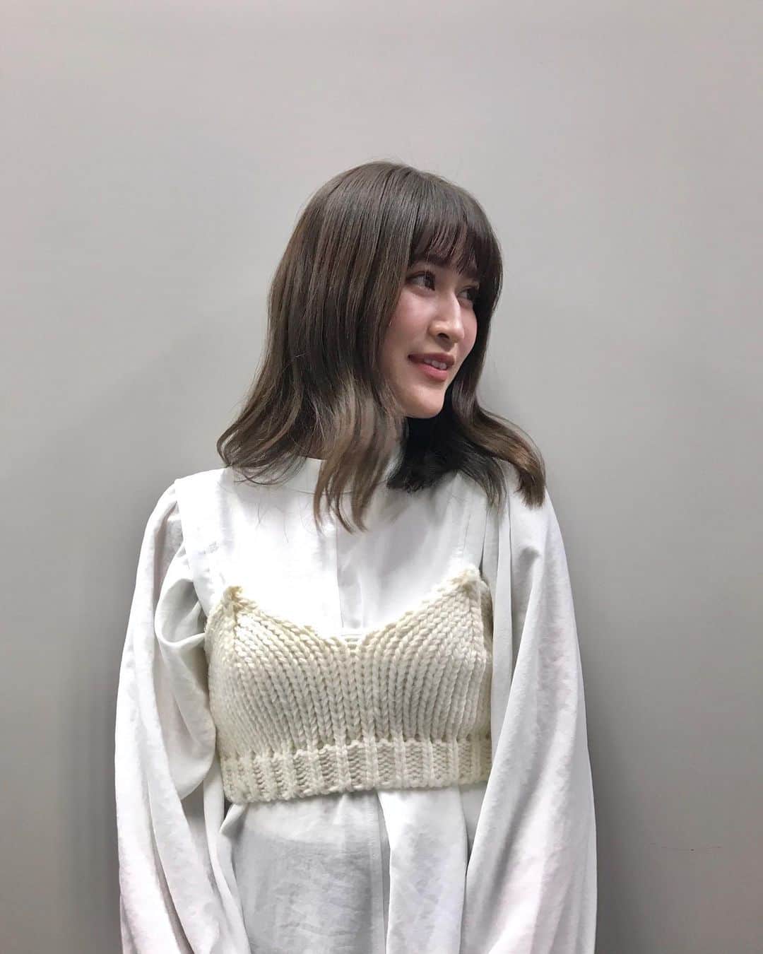 後藤夕貴のインスタグラム：「🤍🤍🤍 ㅤ ㅤ tops⌇@yuw_official  bustier⌇@f.dom_official  pants⌇@gu_global  ㅤ ＿＿＿＿＿＿＿＿＿＿＿＿ #冬コーデ #ホワイトコーデ #大人カジュアル #シャツコーデ #ニットビスチェ #スラックス #157cm #157cmコーデ #ゆき_code #fashion #美人百花 #美人百花Flowers #おうちでごいな」