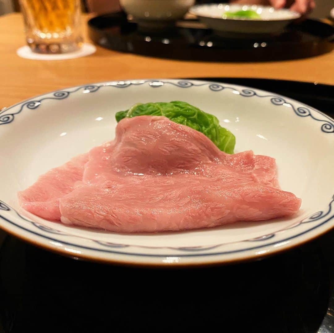 東京外食女さんのインスタグラム写真 - (東京外食女Instagram)「#まき村 #大森 . . . 食べ歩いていると よく思うんですけど、 人間とは欲深いものです。 . . 昔はちょっと雰囲気のいい店に 行けばまあ満足して、 予約が取れないというだけで 何だか特別な気がした。 . . その内紹介制の店を知ったり、 予約困難店に潜入したり、 一見さんお断りなどなど、 さまざまな予約システムを経験して、 来れるだけでもありがたい。 . . それなのに…。 . . . まき村さんに毎回 やっとの思いで辿り着くのに、 来れるだけでありがたいはずなのに、 ついつい…。 . . . 絶望してしまうんです。 鯛茶漬け…😭 . . . 絶対絶対今日は鯛茶漬け… お願い…おねがい…。 ってなる😭 . . 「今日はあと一品出て 　そのあとお食事です！」 . 女将さんの声がけで 一同に緊張が走る。笑 . . 奥の棚に鯛刺しが見えた時、 思わず息を呑んでしまい テーブルの皆を驚かせる。笑 . . 夢見まで見た 鯛茶漬け。 ごまだれ。 . . 白米どのくらいあるかなあ？！？！ . . . 持ち帰りの余裕なんてなくて、 香の物、赤出汁、海苔、 お出汁、刺身、鯛茶…。 . ありとあらゆる方法で お食事を堪能しました。 . . . この日は、まき村さんに 特別におろされる 魚沼産の旧コシヒカリ。 . 新潟出身の私の鼻腔にも 新しい米の香り…！ . . こんないい香りのコシヒカリ、 出会ったことがない！ . いやでも、懐かしく思うのは… もしかしたら実家の米も これだったのか…？ . . でも、電気炊飯器だし… 石窯なんちゃらとかじゃないし…。 . . . 食べ終わるまで、 おこげまで香りが続いて 本当はあと5膳はいけました。 . . 年末できたら実家に帰って 思い切り新米食べたいなあ。 . . 今回のまき村さんでは 人間の奥の奥にある欲望を おこげを土鍋の底からかき取るように 引き出されてしまった 魅力的過ぎる夜となりました。 . . メンバーも最高で、 また集まりたいな。 . . . 一緒に食べる仲間も 美味しさのスパイスになる！ . . . #大森海岸 #大盛海岸グルメ #グルメ #東京グルメ #大森和食 #蟹 #和食 #グルメ好きな人と繋がりたい  #食べるの好きな人と繋がりたい  #美味しいもの好きな人と繋がりたい  #食べ仲間 #japanesefood  #japaneseculture  #japaneserestaurant  #Michelin #ミシュラン #予約困難 #東京外食女」11月23日 19時38分 - himeno_0729