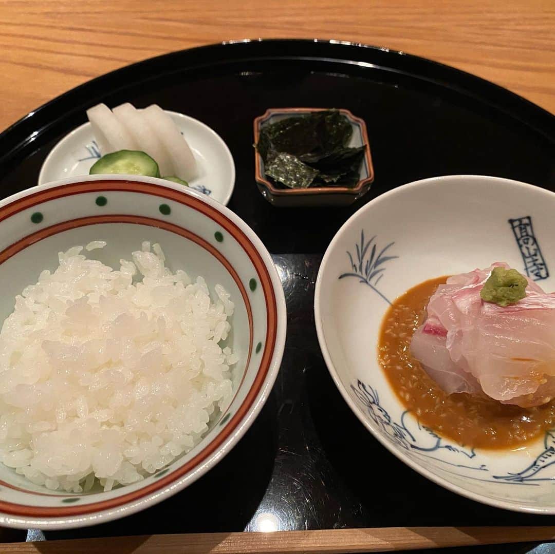 東京外食女さんのインスタグラム写真 - (東京外食女Instagram)「#まき村 #大森 . . . 食べ歩いていると よく思うんですけど、 人間とは欲深いものです。 . . 昔はちょっと雰囲気のいい店に 行けばまあ満足して、 予約が取れないというだけで 何だか特別な気がした。 . . その内紹介制の店を知ったり、 予約困難店に潜入したり、 一見さんお断りなどなど、 さまざまな予約システムを経験して、 来れるだけでもありがたい。 . . それなのに…。 . . . まき村さんに毎回 やっとの思いで辿り着くのに、 来れるだけでありがたいはずなのに、 ついつい…。 . . . 絶望してしまうんです。 鯛茶漬け…😭 . . . 絶対絶対今日は鯛茶漬け… お願い…おねがい…。 ってなる😭 . . 「今日はあと一品出て 　そのあとお食事です！」 . 女将さんの声がけで 一同に緊張が走る。笑 . . 奥の棚に鯛刺しが見えた時、 思わず息を呑んでしまい テーブルの皆を驚かせる。笑 . . 夢見まで見た 鯛茶漬け。 ごまだれ。 . . 白米どのくらいあるかなあ？！？！ . . . 持ち帰りの余裕なんてなくて、 香の物、赤出汁、海苔、 お出汁、刺身、鯛茶…。 . ありとあらゆる方法で お食事を堪能しました。 . . . この日は、まき村さんに 特別におろされる 魚沼産の旧コシヒカリ。 . 新潟出身の私の鼻腔にも 新しい米の香り…！ . . こんないい香りのコシヒカリ、 出会ったことがない！ . いやでも、懐かしく思うのは… もしかしたら実家の米も これだったのか…？ . . でも、電気炊飯器だし… 石窯なんちゃらとかじゃないし…。 . . . 食べ終わるまで、 おこげまで香りが続いて 本当はあと5膳はいけました。 . . 年末できたら実家に帰って 思い切り新米食べたいなあ。 . . 今回のまき村さんでは 人間の奥の奥にある欲望を おこげを土鍋の底からかき取るように 引き出されてしまった 魅力的過ぎる夜となりました。 . . メンバーも最高で、 また集まりたいな。 . . . 一緒に食べる仲間も 美味しさのスパイスになる！ . . . #大森海岸 #大盛海岸グルメ #グルメ #東京グルメ #大森和食 #蟹 #和食 #グルメ好きな人と繋がりたい  #食べるの好きな人と繋がりたい  #美味しいもの好きな人と繋がりたい  #食べ仲間 #japanesefood  #japaneseculture  #japaneserestaurant  #Michelin #ミシュラン #予約困難 #東京外食女」11月23日 19時38分 - himeno_0729