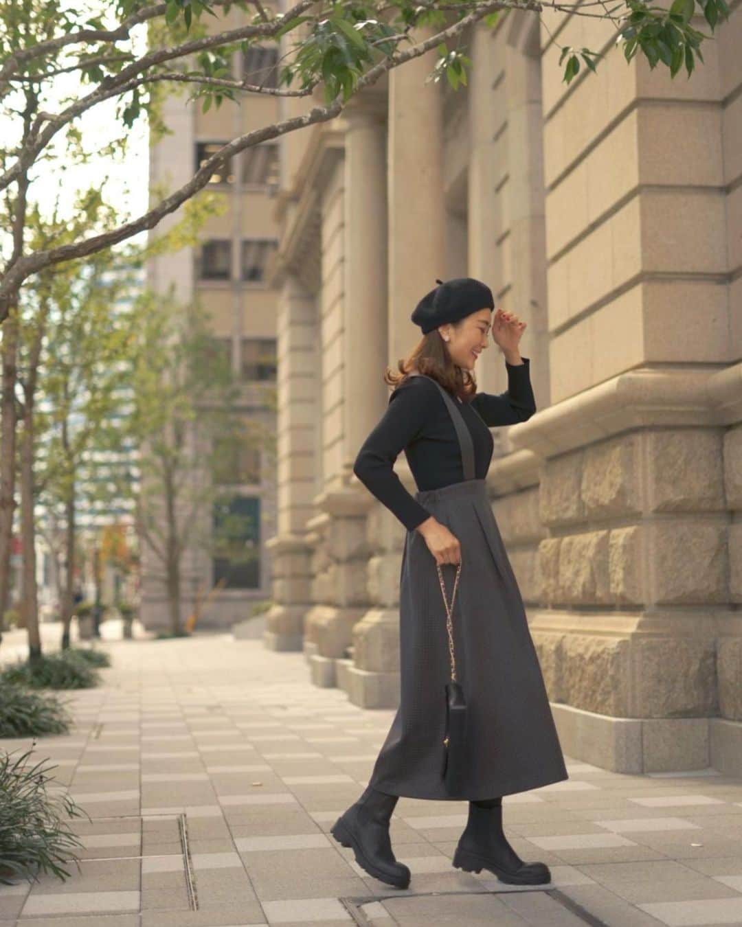 Mai Wakimizuのインスタグラム：「サスペンダーワンピースのカラー違いはgray。ワンピースを主役にしたい時は他は黒で統一するのが1番簡単なスタイリング＼(^o^)／ボリュームのある足元でエッジを効かせて♡インナーには去年も発売したベーシックニットが大活躍！伸縮性があって体のラインを拾いにくいので、細身のニットに抵抗ある方でもこれなら大丈夫♡(実際私がピッタリとしたニットが苦手なので) #wakkinstyle#ootd#coordinate#ママコーデ tops&dress:#linkable @linkable_official(今週26日発売予定) bag:#chanel shoes:#zara」