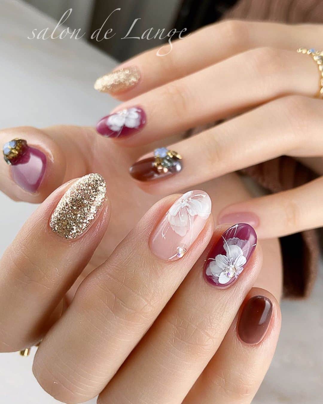 salon de Langeのインスタグラム：「* 久しぶりの投稿♡﻿ ﻿ 『mariage』﻿ ﻿ ストーリーで告知させて頂きましたが﻿ ﻿ 12月からスタートする﻿ 〝オンラインセミナー〟では﻿ ﻿ アートが苦手なネイリストさん向けに﻿ 〝3ヶ月集中の﻿ お花のアート講座〟を開講します！！﻿ ﻿ ﻿ 実は私自身﻿ アートが本当に苦手なネイリストでした。﻿ ﻿ 昔から絵が上手いわけでもないし﻿ 絵が好きなわけでもない。﻿ ﻿ ﻿ そんな私が﻿ こうしてアートの講師になれたのは﻿ 才能ではなく努力なんです♡﻿ ﻿ ﻿ という事は、、、﻿ 苦手な方でも絶対に伸びる可能性は﻿ あるという事！！﻿ ﻿ ﻿ とにかく基礎から！！﻿ とにかく詳しく、具体的に。﻿ ﻿ ﻿ 筆使い、筆圧、角度、﻿ 一つ一つを理解することで初めて﻿ アートが自分に溶け込んできます。﻿ ﻿ ﻿ お花のアートを完全にマスター﻿ してもらえるように私の伝えれる事を﻿ 細かく、分かりやすくお伝えしたいと思ってます！！﻿ ﻿ ﻿ ﻿ _______________________ ﻿ ﻿ ✽.。salon de Lange * .✽﻿ （ ｻﾛﾝﾄﾞﾗﾝｼﾞｪ ）﻿ ﻿ ﻿ ⇩ｽﾀｯﾌ ｲﾝｽﾀｸﾞﾗﾑ⇩﻿ @lange_staff ﻿ ﻿ ﻿ ◼︎ご予約は﻿ ①📲090-7044-7721﻿ ②salondelange2019@gmail.com﻿ （staff ｲﾝｽﾀのﾄｯﾌﾟﾍﾟｰｼﾞから📩）﻿ ③ﾈｲﾙﾌﾞｯｸ ｱﾌﾟﾘから💅﻿ ﻿ ﻿ 名古屋市中村区名駅3丁目23-6 ﻿ 第二千福ビル3階 🚃名古屋駅から徒歩7分﻿ ﻿ ﻿ ﻿ ﻿ #minakoyama ﻿ #salondelange ﻿ #サロンドランジェ﻿ #みーみ﻿ #児山未奈﻿ #オンラインセミナー﻿ #onnail﻿ #お花ネイル﻿ #nailstagram ﻿ #名古屋ネイルサロン ﻿ #名駅ネイルサロン ﻿ #オフィスネイル﻿ #ジェルネイル﻿ #naildesign﻿ #gel #gelart ﻿」