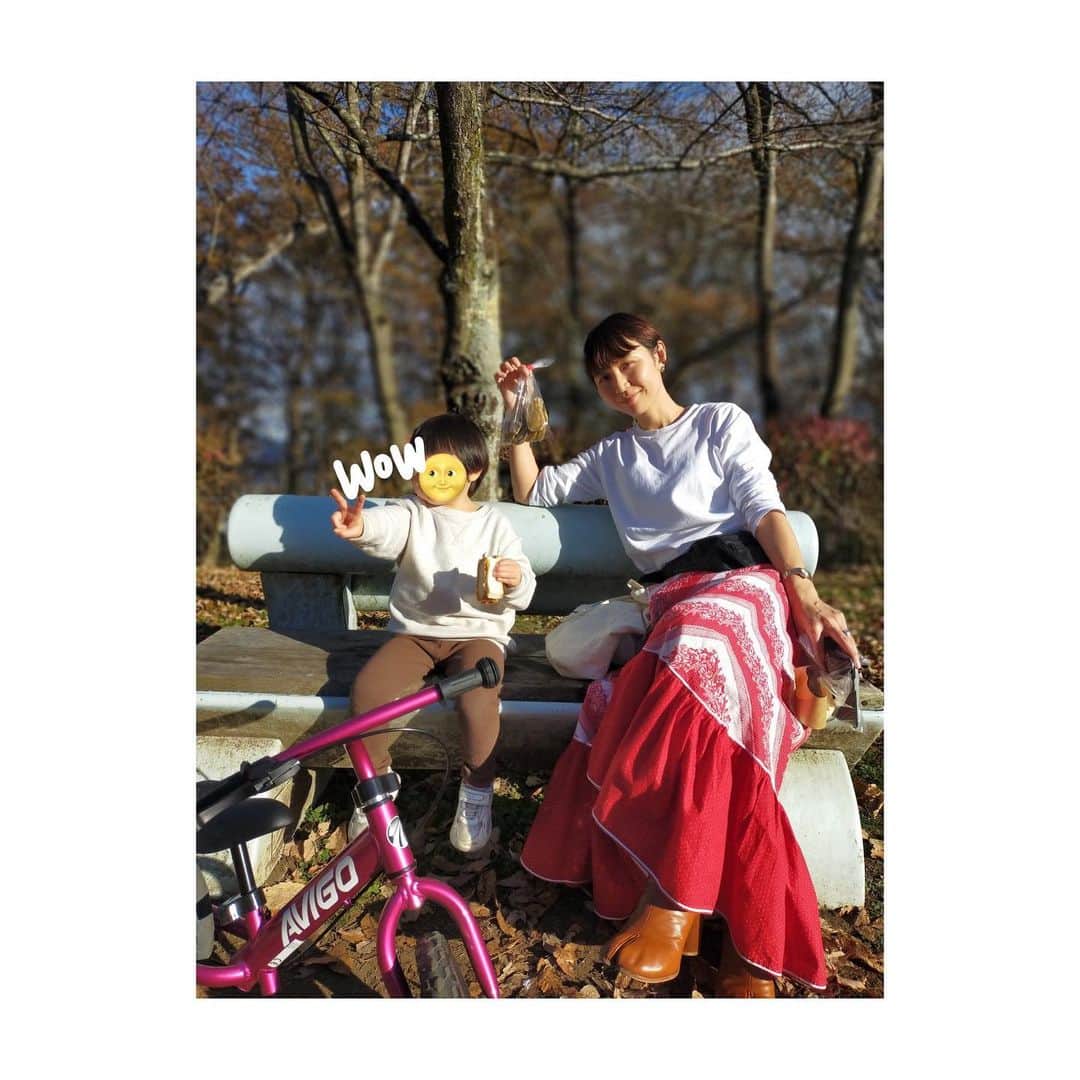 y1735kのインスタグラム：「道の駅にて干し芋パラダイス。 ・ 茨城県産のと聞くとついつい❤︎ ・ 質問にも頂きましたが、やっぱり好きなようです◎ ・ ちなみに干し芋は糖質こそ高いものの、GI値は低め（血糖値の上がり方が穏やか）なので、太りづらい食品とされてます。 間食や食事の置き換えにおすすめ☝️栄養価も高く腹持ちよし。 （食べ過ぎはNGですが、多分毎回食べ過ぎてる気はします🙇‍♀️） ・ 小腹が空いて公園でモグモグ🍠🍠🍠 冷凍も出来るし　間食やドライブのお供にしよ〜 ステキな休日でした😌✨ ・ #干し芋」