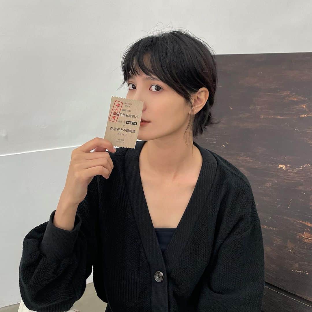 吳子霏（Ellen Wu）のインスタグラム：「#這次讓我們一起下車﻿ ﻿ 拍照、錄影，是我們現在紀錄生活的日常習慣，上傳到網路與朋友們分享新消息、交流，是一件很棒的事，但記得，要保護自己。﻿ ﻿ 尤其網路越來越便利，有許多未經同意的私密影像在網路上流傳，這些資料不僅對未經同意的當事人造成二度傷害，更可能造成許多人因不理解而跟風的現象。﻿ ﻿ 因此我想邀請大家一起響應「不轉發、不分享、不上車」，也不任意上傳私密資料，遇到任何人要求拍攝不合理或不舒服的事情，不論對方是家人、另一半，或好朋友，請為保護自己勇敢地拒絕，維護身體的自主權。﻿ ﻿ 毋管是查埔抑是查某，拄著任何人要求欲翕相、錄影一寡無合理、無爽快ê代誌，無論伊是家己人、牽手、朋友，請著愛保護家己勇敢拒絕，維護咱身軀ê自主權。﻿ ﻿ 如果正在觀看的你或身邊的朋友，遇到這樣的事情，讓我們一起尋求各單位協助：iWIN、展翅協會、婦援會、113婦幼專線。﻿ ﻿ #教育部共同合作」
