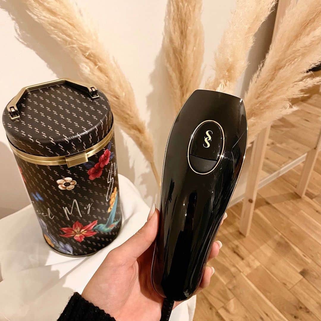 manaさんのインスタグラム写真 - (manaInstagram)「.​ この前のインスタライブでも紹介した​家庭用光脱毛器スムーズスキンpure👏🏻​ 私はbare+から愛用してるけど新作のpureは3つモードが選べたり、​ スキントーンセンサーがあったりとだいぶパワーアップしてる🥺🤍 脱毛初心者の人から私みたいに医療脱毛に通ってる人まで​ 自分に合わせて使えるのでどんな人にもいいなと思います🥰​ 男性にも髭以外なら使えるみたいだからじょんにもやってあげよ～っと しかも今なら数量限定でバニティバッグキットもあるの👏🏻 持ち運びにも便利だし、何より可愛すぎる！​ スムーズスキンについてはIGTVにライブ残してるから見てみてね✨​ .​​ @smoothskinjp  #スムーズスキンピュア #スムーズスキン#sponsored #おうち時間​ #家庭用脱毛器#smoothskin #smootheskinpure」11月23日 19時46分 - manafiemom