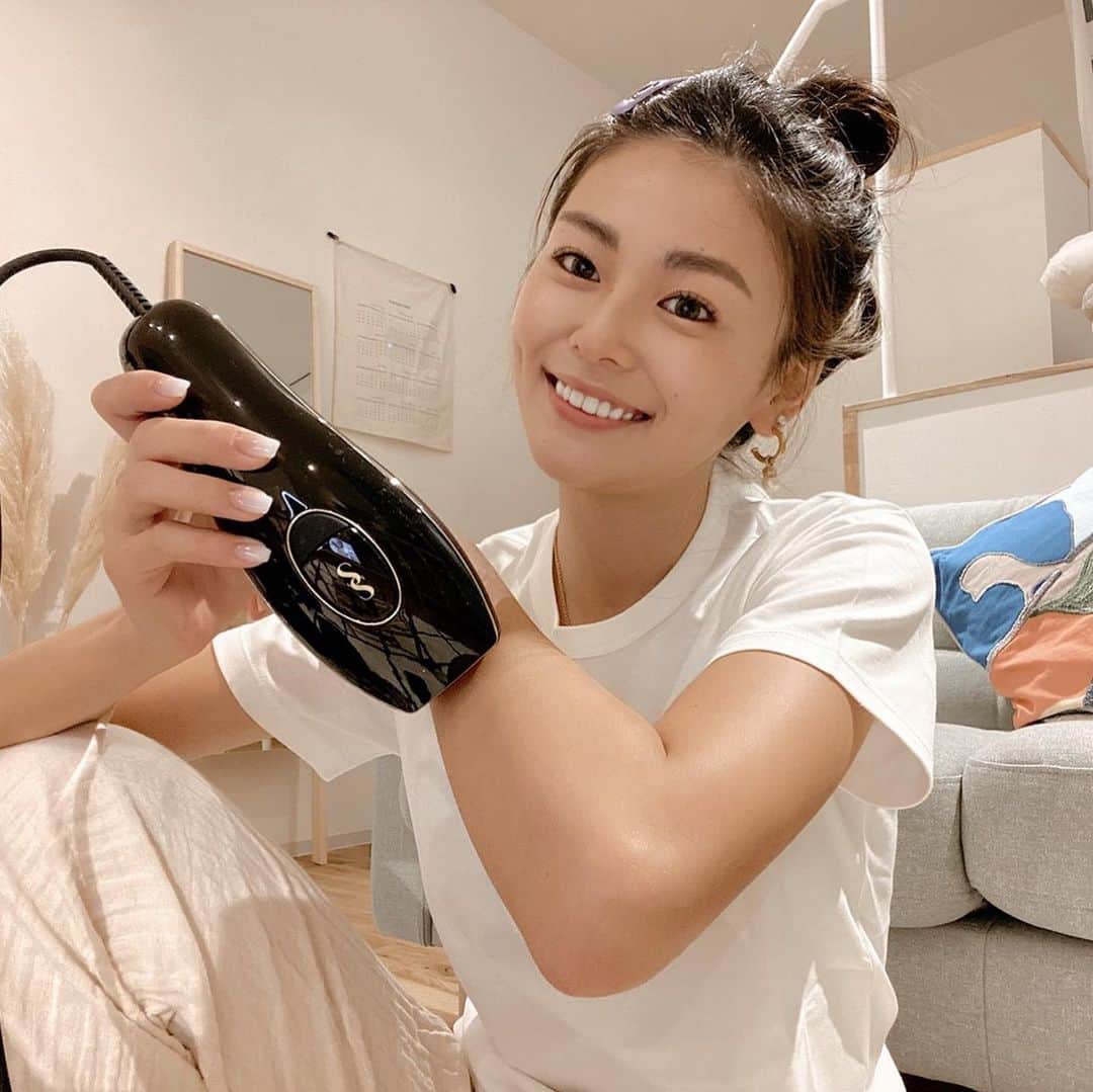 manaさんのインスタグラム写真 - (manaInstagram)「.​ この前のインスタライブでも紹介した​家庭用光脱毛器スムーズスキンpure👏🏻​ 私はbare+から愛用してるけど新作のpureは3つモードが選べたり、​ スキントーンセンサーがあったりとだいぶパワーアップしてる🥺🤍 脱毛初心者の人から私みたいに医療脱毛に通ってる人まで​ 自分に合わせて使えるのでどんな人にもいいなと思います🥰​ 男性にも髭以外なら使えるみたいだからじょんにもやってあげよ～っと しかも今なら数量限定でバニティバッグキットもあるの👏🏻 持ち運びにも便利だし、何より可愛すぎる！​ スムーズスキンについてはIGTVにライブ残してるから見てみてね✨​ .​​ @smoothskinjp  #スムーズスキンピュア #スムーズスキン#sponsored #おうち時間​ #家庭用脱毛器#smoothskin #smootheskinpure」11月23日 19時46分 - manafiemom