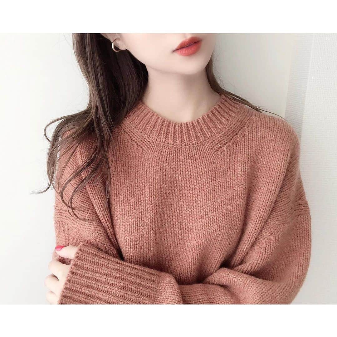 kumiのインスタグラム：「連休最終日は お家でまったりでした🙃🙂🌿 ㅤㅤㅤ﻿ ㅤㅤㅤ﻿ 少し前に仲間入りした ちらりと覗くゴールドのイヤーカフ。 ㅤㅤㅤ﻿ ㅤㅤㅤ﻿ 最近の耳周り事情はとことんシンプルに ナチュラルな感じが好き🕊💕  リングにもなる2wayで、結婚指輪と付けた時のバランスもすごく気に入ってる。  シルバーとゴールドのmixも、やっぱり可愛いな💍🐑 ㅤㅤㅤ﻿ ㅤㅤㅤ﻿ knit #galerievie  accessory #sienarose  ㅤㅤㅤ﻿ ㅤㅤㅤ﻿」