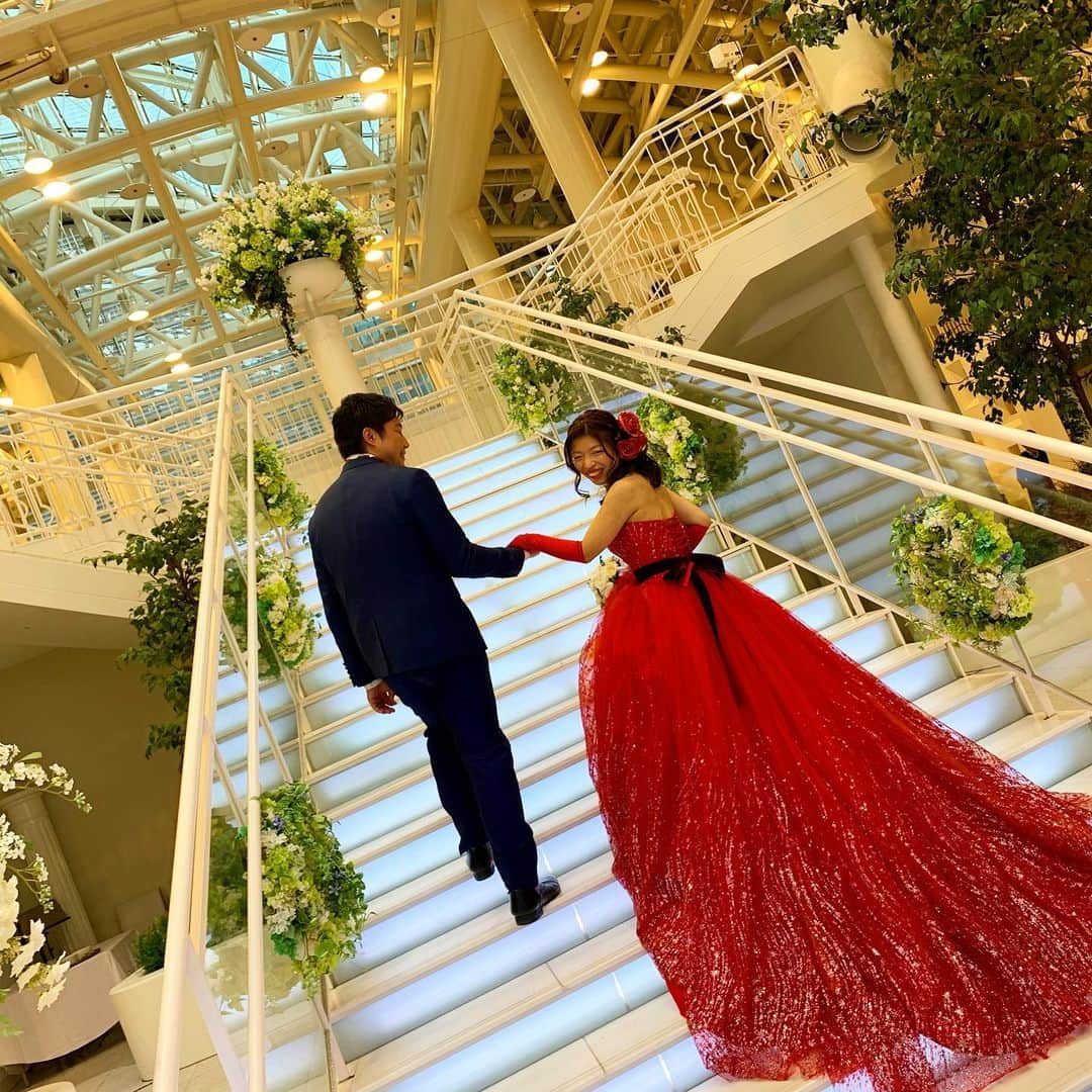 ルミアモーレのインスタグラム：「華やかに真っ赤のカラードレス❤️  ルミアモーレ自慢のチャペルにある大階段はお写真撮影にもぴったりです！  ・。・。・。・。・。・。・。・。・。・。・。・。・。・ #ルミアモーレ #wedding #instawedding #結婚式 #ウェディング #結婚式場 #f4f #l4l #instagood #プレ花嫁 #結婚式準備 #花嫁準備 #日本中のプレ花嫁さんと繋がりたい #おうち時間 #stayhome #オンライン相談 #オンライン結婚相談 #ブライダルフェア ・。・。・。・。・。・。・。・。」