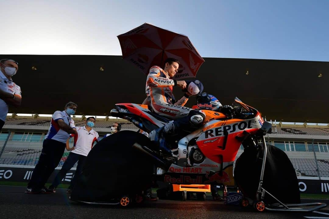 MotoGPさんのインスタグラム写真 - (MotoGPInstagram)「Those goosebumps before the final #MotoGP race of 2020 🏁 #SwipeLeft ⬅️ #PortugueseGP 🇵🇹 #Grid #Motorcycle #Racing #Motorsport」11月23日 19時49分 - motogp