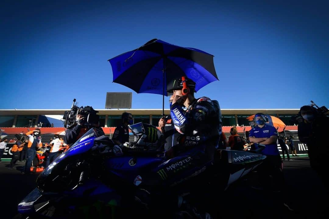 MotoGPさんのインスタグラム写真 - (MotoGPInstagram)「Those goosebumps before the final #MotoGP race of 2020 🏁 #SwipeLeft ⬅️ #PortugueseGP 🇵🇹 #Grid #Motorcycle #Racing #Motorsport」11月23日 19時49分 - motogp