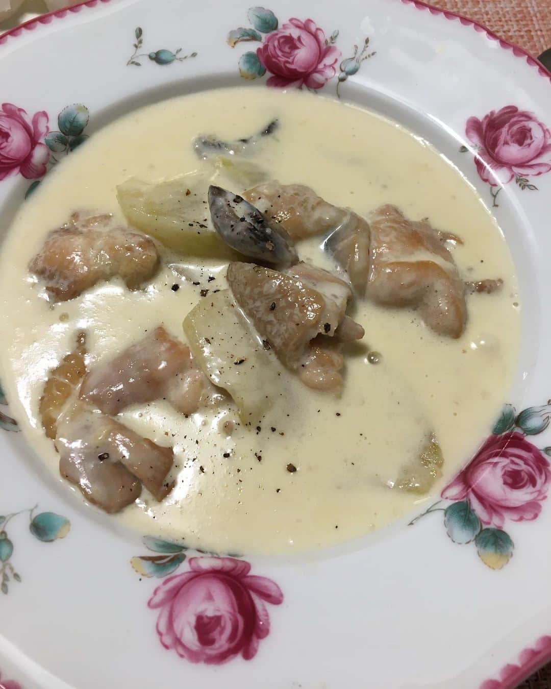 小橋めぐみのインスタグラム：「蜜たっぷりの、りんごを頂いたので… 鶏肉とりんごのクリーム煮込み🍎 30分ほど煮込んで、クタっとしたりんごの酸味がいい感じ☺️また作ろ。」