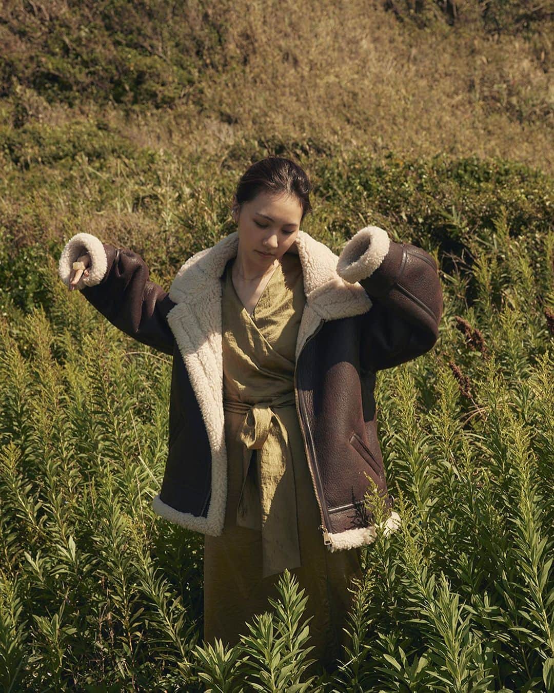 のインスタグラム：「@randeboo_official  2020 Autumn Winter 2nd Collectionアイテムが発売中。  Mustang boa coat ¥31,900  vintageムード漂うRANDEBOOらしい上品なアウター。 シンプルな服装に羽織るだけでコーディネートが完成するムスタンコートです。  #usagionline #randeboo #outer #coat #boacoat #boa #ウサギオンライン #ランデブー #アウター #アウターコーデ #ボア #ボアブルゾン #ボアジャケット」