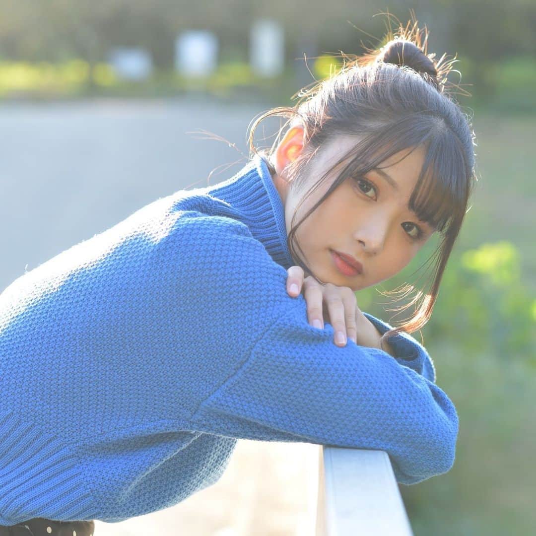 山本ゆうかのインスタグラム：「.﻿ ﻿ ﻿ ﻿ ﻿ ﻿ ピザはマルゲリータが1番美味しいと思うのですが﻿ 先日イタリアン食べに行った時に﻿ 「なんちゃらかんちゃらマルゲリータ」﻿ って名前のピザがあって、トマトソースのピザかと思ったらガッツリチーズ、クリーム系でしょんぼり( ´•௰•`)してたら﻿ ﻿ ﻿ 一緒に頼んだニョッキのパスタも﻿ パスタの麺の上にニョッキが乗ってるかと思いきや　ニョッキオンリーのパスタでしょんぼり( ´•௰•`)した﻿ ﻿ ﻿ おしゃれなレストランは写真が載ってないから騙される()﻿ ﻿ ﻿ ﻿ ﻿ #お団子ヘア　#タートルネック　#青ニット　#ブルーニット　#フリーマート　#黒髪ロング　#たぬき顔 #portrait #ポートレート #撮影会モデル #ポートレートモデル  #関西サロモ #被写体 #ポートレートしま専科  #キリトリセカイ #スクリーンに恋して #カメラマンさんと繋がりたい  #portraitphotography ﻿ #人像攝影 #人像寫真 #外拍麻豆 #小清新﻿ #校園 #seifukugirl #good_portraits_world  #instagood #instaportrait #lovers_nippon  #イチナナライブ #17live ﻿」