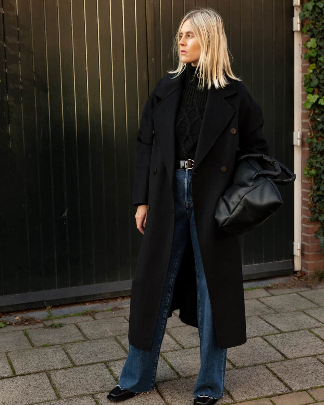 のインスタグラム：「CURATED BY... @lindatol_ • Our Mango Girl can stop stealing her boyfriend’s coats now to practice her favourite style trick (layering), and here’s the reason why. Check out our IGTV!⁣ #MangoGirls #MangoCollection」