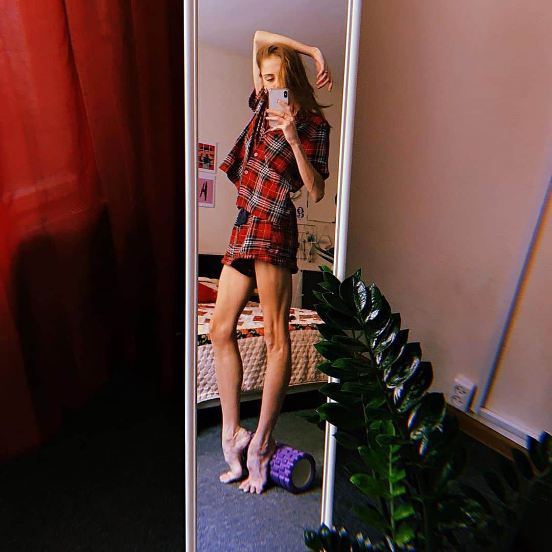 ダリア・イオノワのインスタグラム：「чо касаемо погоды, пусть хотя бы дома будет лето 🌴🦦  _______________________________________  #spb #saintpetersburg #mariinsky #mariinskytheatre #mariinskyballet #mariinskydancer #vaganovastudents #ballet」
