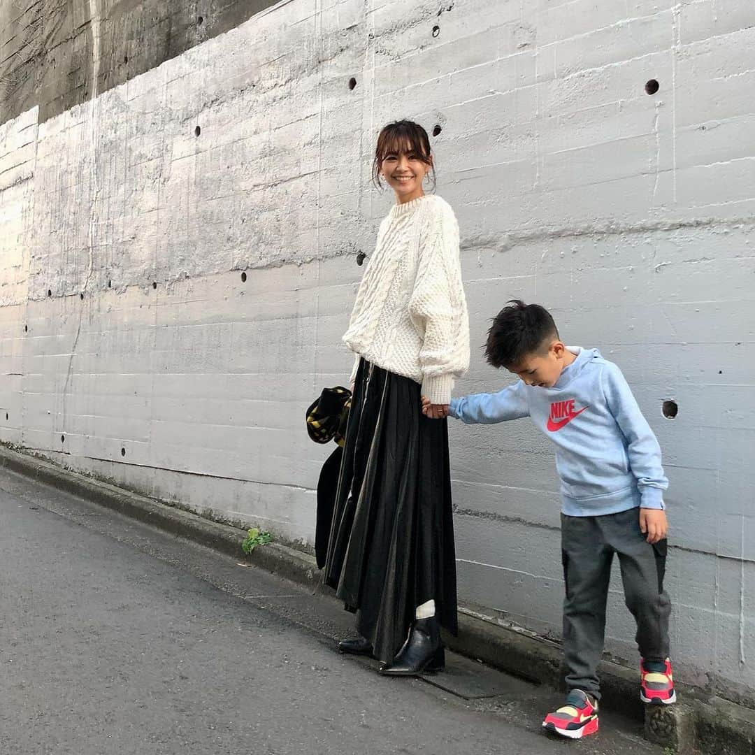 ナオさんのインスタグラム写真 - (ナオInstagram)「髪の毛を切りに行った息子と仕事帰りに待ち合わせ ・ 昨日も暖かくてコートいらず。 プラプラ歩くのにちょうどよかった😊  #息子と待ち合わせ #嬉しいな #私服 #ootd #シンプル服」11月23日 19時55分 - nao_nao310