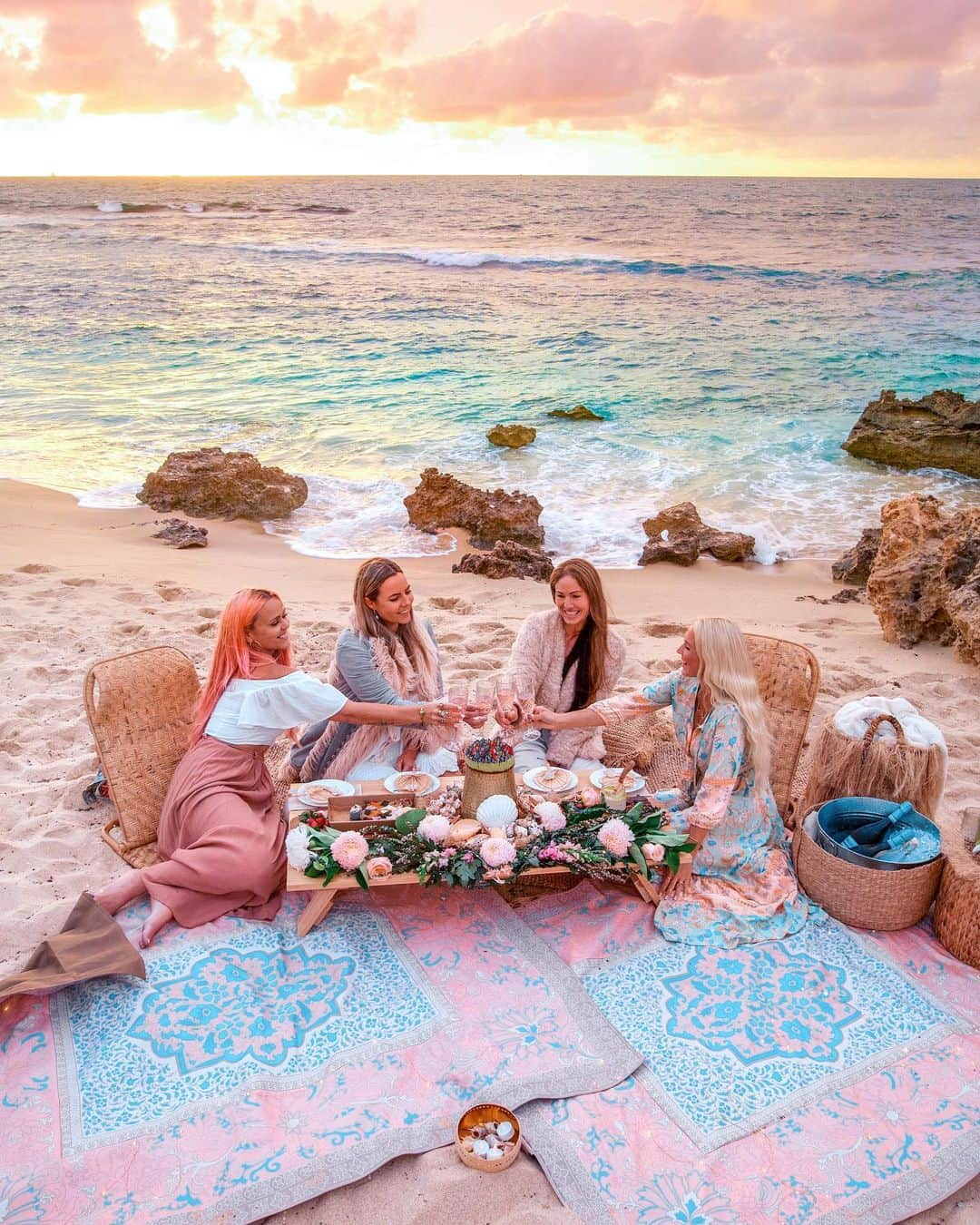 のインスタグラム：「A wild sunset sharing heart space, inspiring conversations, belly laughs, a delicious plant based feast with my divine sisters as we watched the sunset paint the sky 💫  I’m so grateful for slow moments of presence like this and this wonderful beach picnic set up styled by @thethrowdown and @island_style_house 🌊 They have the most amazing range of picnic rugs/cushions for every occasion👏🏼 {link in bio}  So much love and gratitude to the beautiful @morganjoanel @wanderlust_coconut and @yogi_shelles for joining me 🧚  There is something so precious and necessary for our well-being to connect with like minded women, to break bread together, and to share and feel heard in a safe and nourishing space.  Thank you lovelies for the laughs, the connection and for helping to fill my love cup 💕  Let’s spread the love and kindness 💫 Tag those special people in your life and share a message of love and gratitude with them here 🙏🏼💕  📸 by the most amazing man ever  @bobbybense always supporting and creating magic with me 💫 Love you 😘  #thethrowdown #islandstylehouse #beachpicnic #amazingwa #perthisok #seeperth #perthbeachpicnics #perthpicnics #perthevents #sisterhood #sunsets #perthsunset #perthsummer #plantbased #plantbasedpicnic #wonderful_places #beachesnresorts #seeaustralia #allweneedislove」