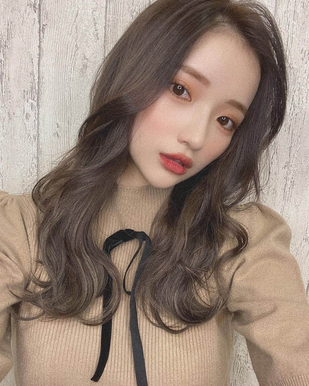 南りほのインスタグラム：「お仕事のために期間限定で少しだけ長くしました🤍 安定のアッシュ暗めです💋エクステ久々付けたけど今回もめちゃくちゃお気に入りだ🖤」