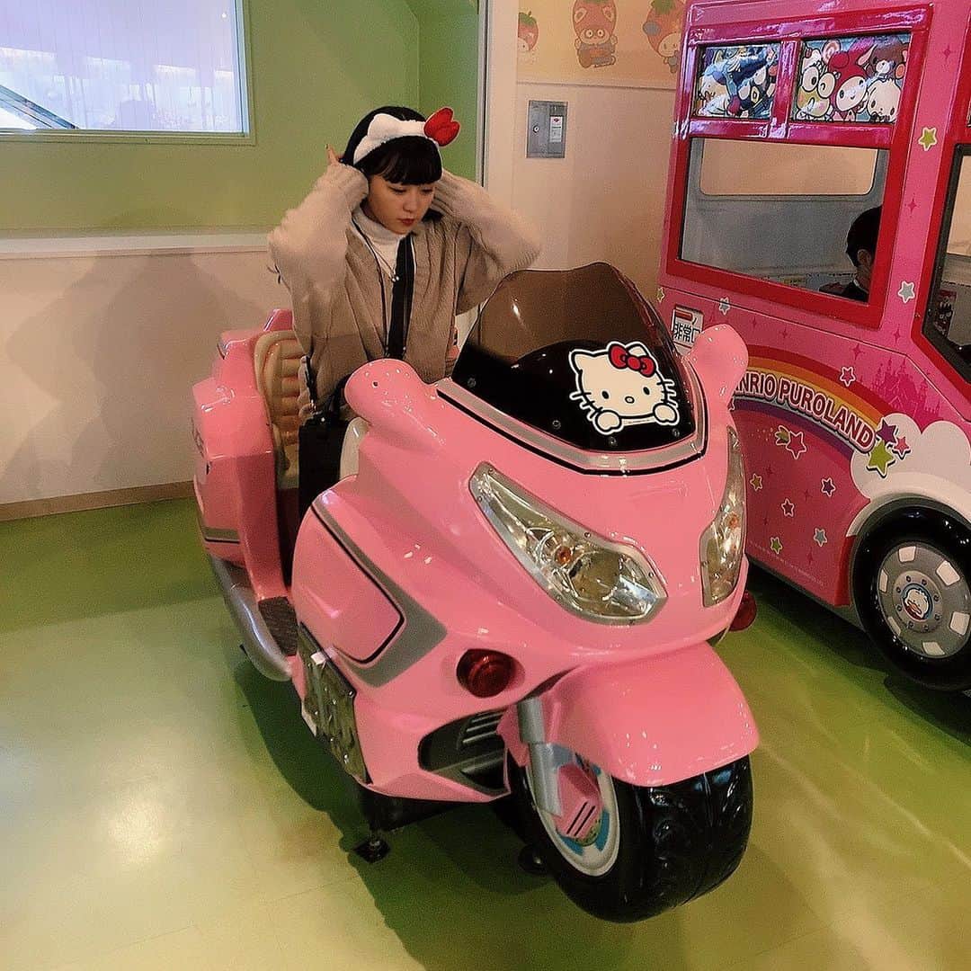 山下恵奈のインスタグラム：「ぶんぶーん！ #サンリオピューロランド#ハローキティ#カチューシャ」
