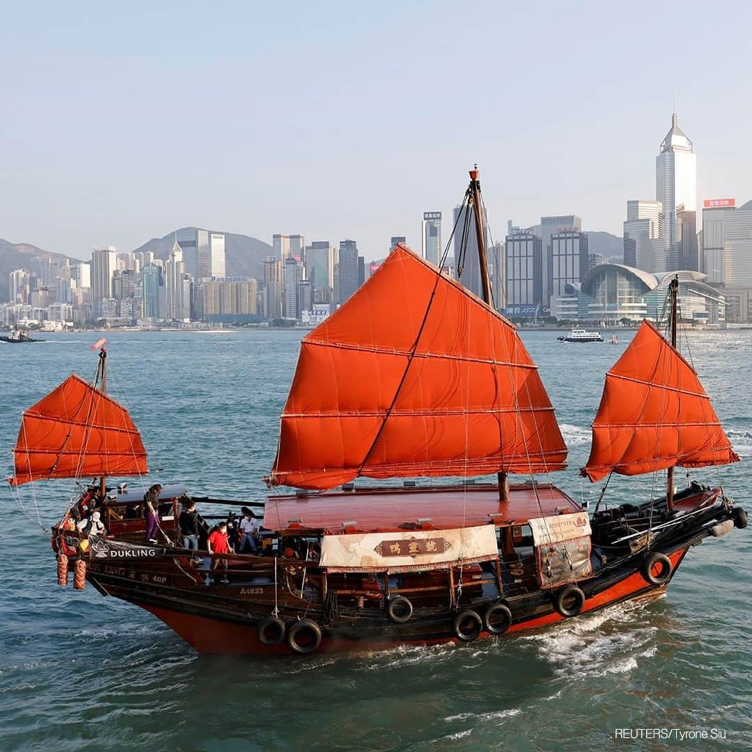 ABC Newsさんのインスタグラム写真 - (ABC NewsInstagram)「A traditional wooden tourist junk boat "Dukling", sails in the waters of Victoria Harbour, in Hong Kong, China. #hongkong #junkboat」11月23日 20時00分 - abcnews
