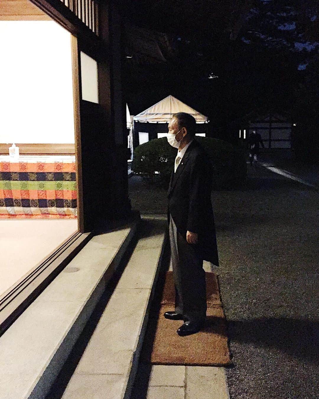 首相官邸さんのインスタグラム写真 - (首相官邸Instagram)「宮中に参内し、新嘗祭神嘉殿の儀に参列いたしました。厳かな空気の中、五穀豊穣に感謝の念を捧げるとともに、皇室の弥栄と国家の安寧をお祈りいたしました。  #新嘗祭 #新嘗祭神嘉殿の儀 @suga.yoshihide」11月23日 20時00分 - kantei