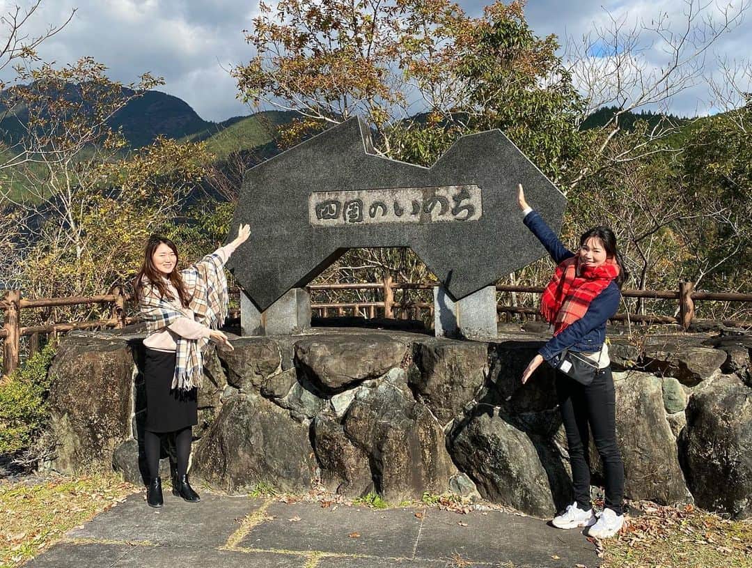 内田有理のインスタグラム：「高知県の早明浦ダムから香川県三豊市などにも水が来ているんですよ️✨ 香川県の天気予報で、夏はもれなく早明浦ダムの貯水率を言っています笑  昔、雨が降らなくて水道の水が止まった記憶あります😵  教育の違いに気がつきました️✨ 香川県民→水を大切に使いましょう 高知県民→水を綺麗に保ちましょう  ダムの高さめちゃ高くて、足がすくむ💦 ダムカードゲット️✨ #ダムカード　#早明浦ダム #高知観光 #kochiprefecture」