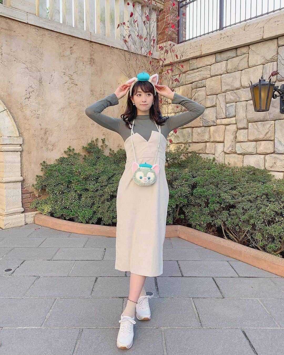 のインスタグラム：「珍しく #ジェラトーニコーデ 💚🐱🎨 . . 今まで一度もやったことなかった…！ カチューシャもポシェット？も初めて買いました🥰💚🌈ジェラくん、、かわいいな？？？🥺💚💗 . . #コーデ記録 👗 #tops & #onepiece : #grl #shoes : #zara #socks : #tutuanna . . #ディズニーコーデ #disneyoutfit #disneyfashion #disneyfan #disneylife #disneybound #gelatoni #disney #tokyodisney #tokyodisneysea #tds #tdr #tokyodisneyresort #東京ディズニーシー #東京ディズニーリゾート #ディズニーバウンド #ディズニーカチューシャ #プチプラ #プチプラコーデ」