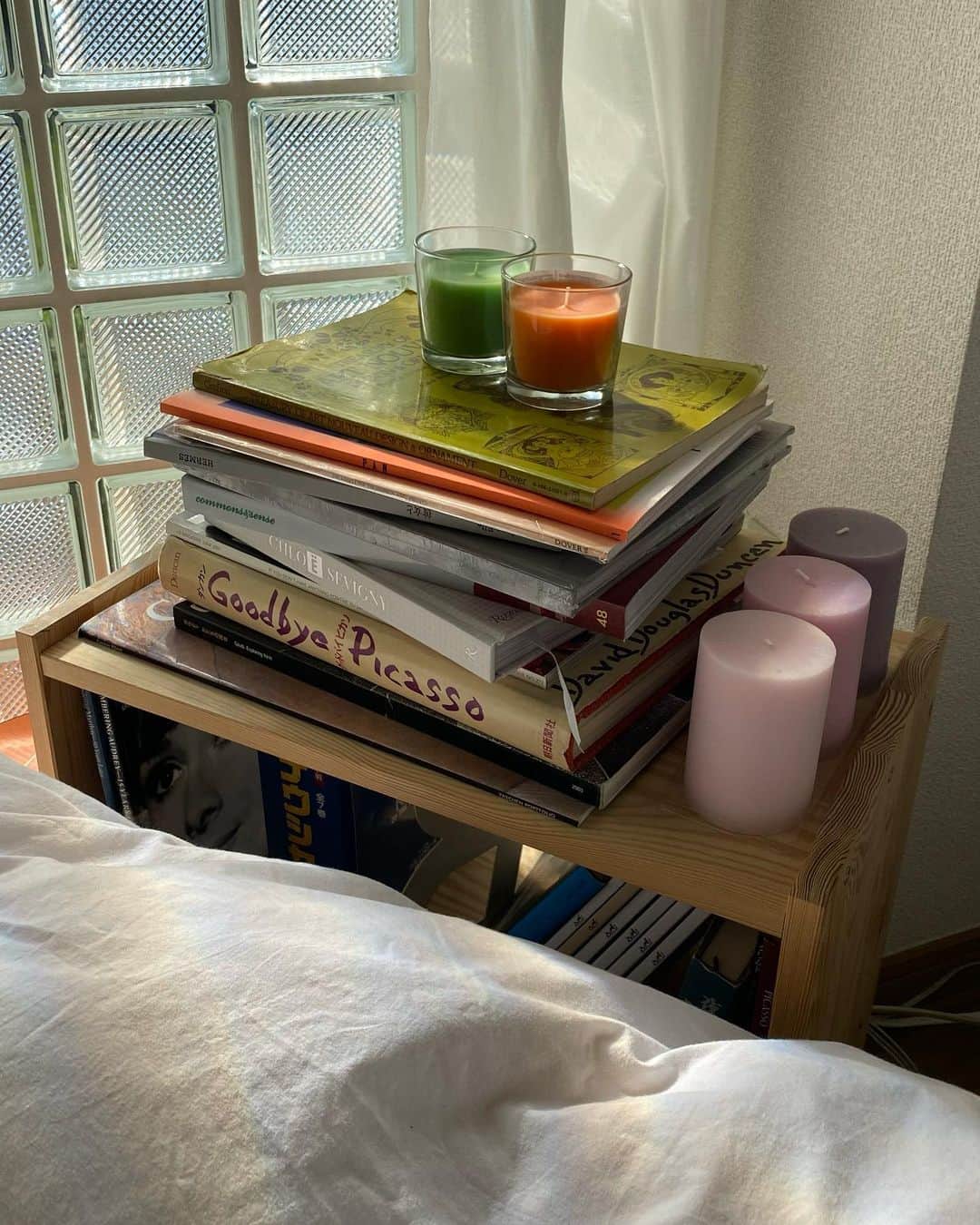 生野優子のインスタグラム：「🛌📚🕯」