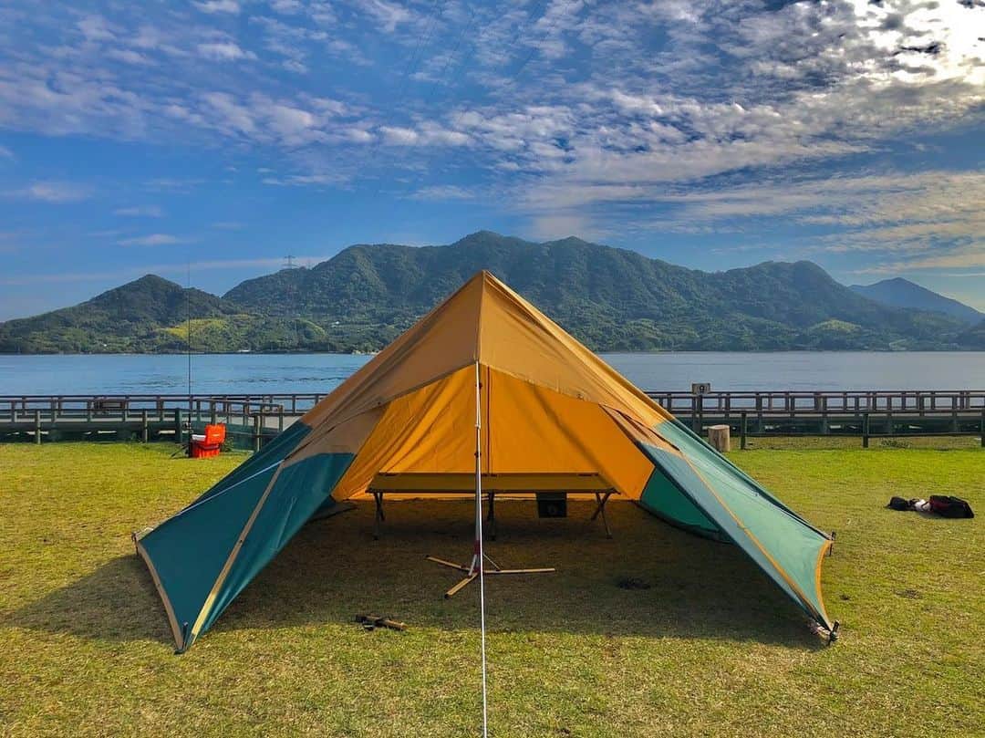Coleman Japanのインスタグラム：「【タープの張り方で周りと差をつけよう！第二弾】  📷：コールマン アドバイザリー AOD春日井店 ・ 前回の「ムササビ張り」に続いて、新しいタープの張り方に挑戦してきました！その名も「ステルス張り」‼️ ・ ステルス戦闘機のような形状から名づけられたこの張り方は、スクエアタープ（レクタタープ）を使用します。シェルターに近い形状になっており雨風☔️🌬を凌ぐのにぴったり😉  ・ タープの張り方次第でサイトが変わる！秋冬キャンプで挑戦してみてくださいね🙌   ━━━━━━━━━━━━━━━━━ #私のコールマン を付けて投稿して頂いた中から素敵なお写真は、コールマン公式SNSでご紹介させて頂きます♪ ━━━━━━━━━━━━━━━━━ ・ ・ ・ #灯そうColeman #灯そうコールマン #灯そう #Coleman #コールマン #Camp #キャンプ #Outdoor #アウトドア #Tent #テント #コールマンテント #コールマンアドバイザリーショップ #タープ #スクエアタープ #レクタタープ #ステルス張り #コールマンアルペンアウトドアーズ春日井店」