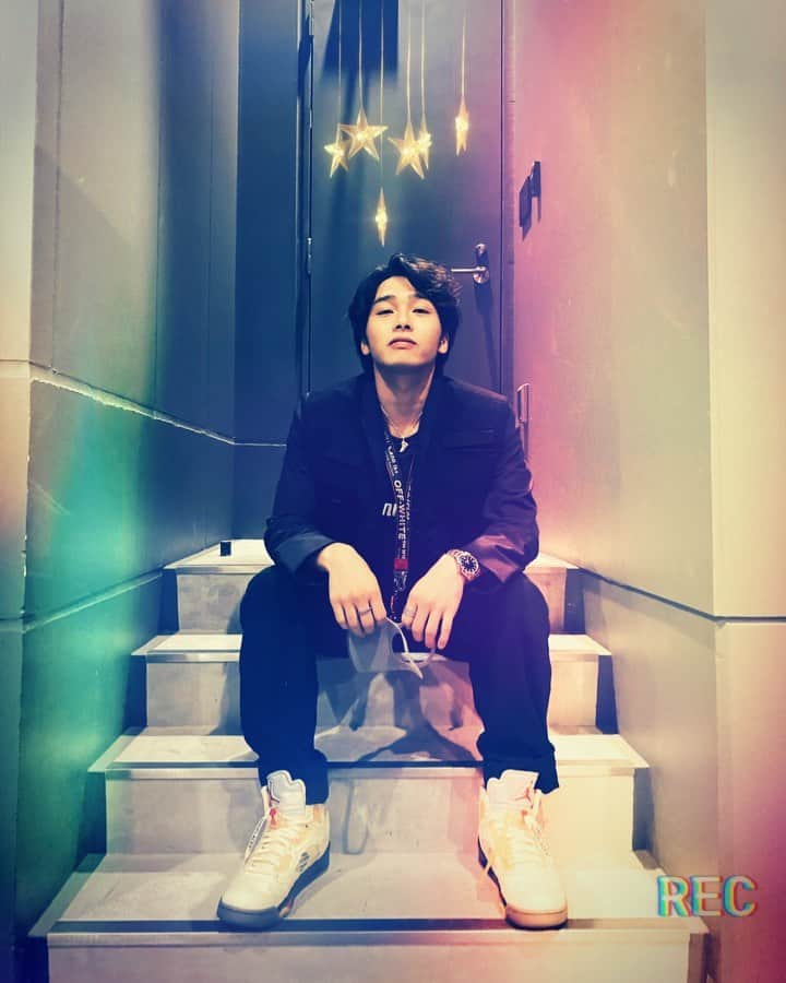 荒木駿平のインスタグラム：「. . 今日はとある用事でちょいとそこまで🚪  準備食・回復食を含めた一週間のファスティングを終えた今、身体の調子がすこぶる良いです🏃🏻 ご飯をゆっくり噛んだり毎朝白湯を飲むようにしたり日頃の食生活を気にする様になりました🍚 ファスティング後に食べようと思ってたクアアイナのポテト、5口くらいしか食べれんかった🤦🏻  めっちゃ身体軽くなるし腸内環境、肌質改善等、良くなる事しかないから気になる方は皆さんも是非！ . . #fasting #5キロ痩せた #こっからは筋肉で体重増やす」