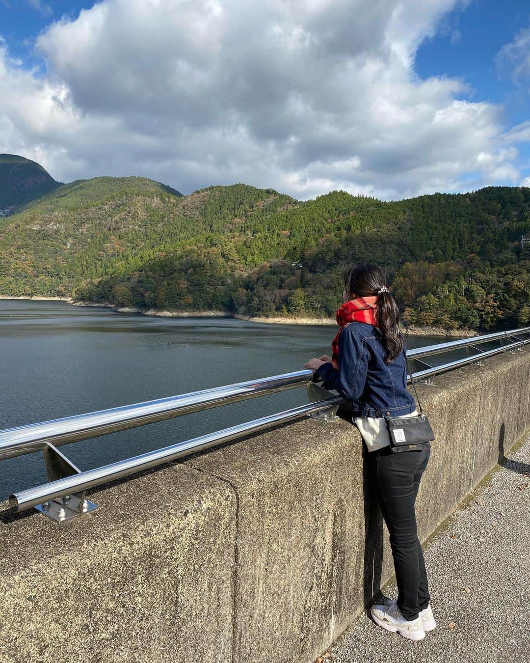 内田有理のインスタグラム：「早明浦ダム行ったこと無くて、行ってみたのです ただ今貯水率100%近いです👍 重力式コンクリートダム！ダムの上で飛んでみた笑 放流する所すごそう…  今回の旅は全て私の行きたい所リクエストでした🙌 私運転なのでいいでしょう #高知観光 #kochiprefecture #ドボジョ」