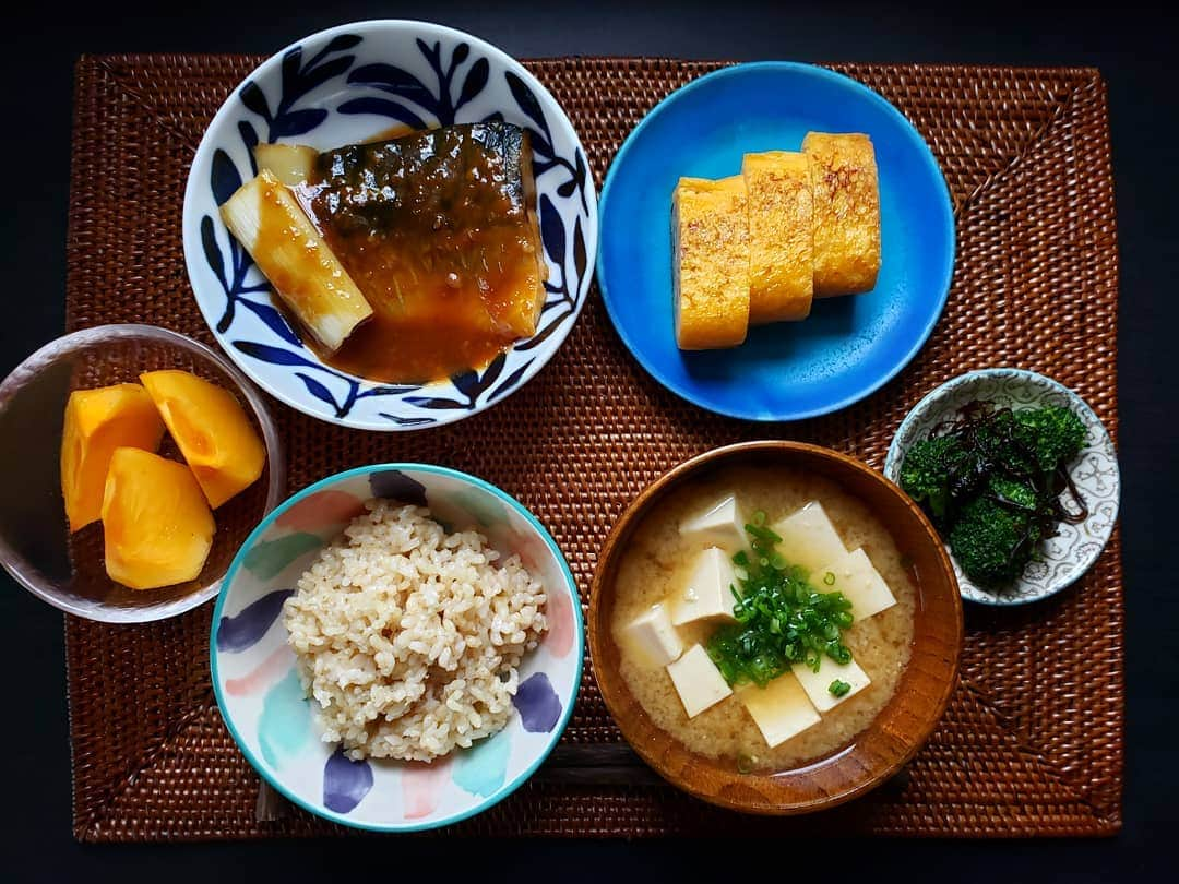 滝沢杏弥さんのインスタグラム写真 - (滝沢杏弥Instagram)「今日の晩ご飯🥢🇯🇵 さばの味噌煮、久々に作った卵焼き、ブロッコリーの塩昆布和え、豆腐の味噌汁、玄米、柿😋 朝ご飯みたいになったけど健康的に。笑 #おうちごはん#さばの味噌煮#卵焼き#和食 #japanesefood#healthy#cooking」11月23日 20時20分 - aya_takizawa_