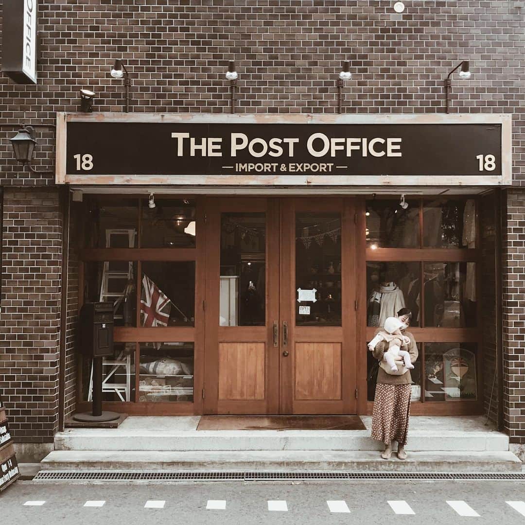 yuiのインスタグラム：「Christmas market @thepostofficeshop 🎄 毎年、冬の始まりの時期の定番になっていたpost officeさんでのクリスマスイベント♡ 今年は私はSHOPお休み中のため出店はしていないですが、お客さんとして遊びに行ってきました♪ 妊娠中から👶🏻との対面を楽しみにしてくださっていたみなさんとやっとごあいさつ。 むすめも終始笑顔で愛想振りまいてた🥰笑 お会いできなかった方もいるので、期間中にまたは行かなくては🙊💨  イベントは @thepostofficeshop さんで11.29.sun まで開催中です🇬🇧❣️」