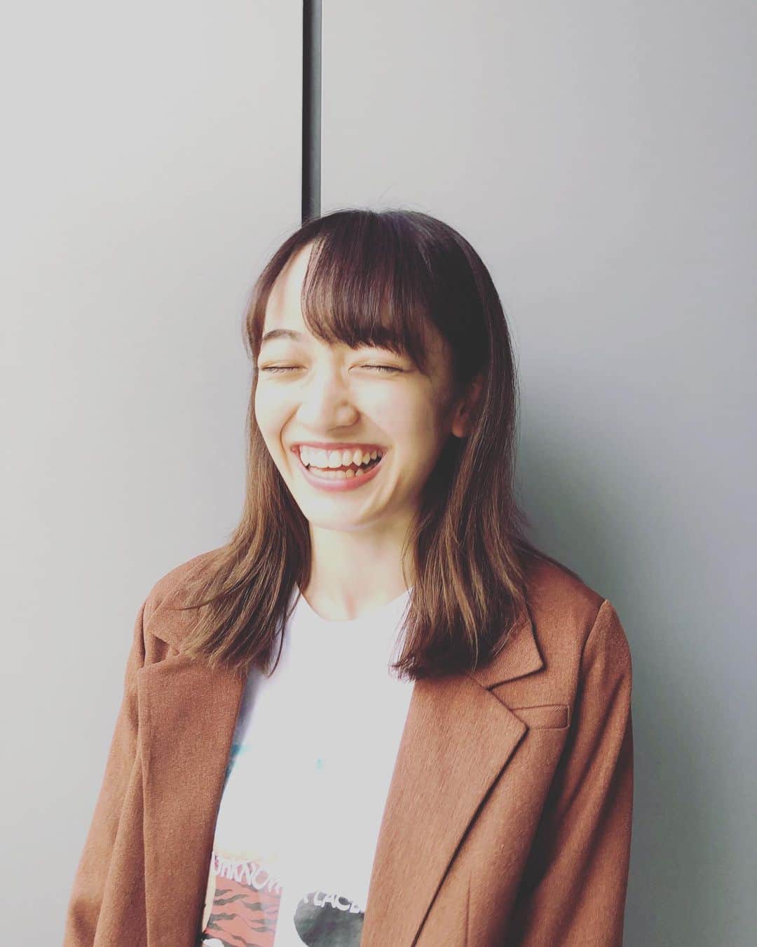 下村実生のインスタグラム：「.  先日みきが載せてたコーディネートの写真撮影の際の一コマ。  いっぱい撮影してたらこんな笑顔を見せてくれましたよ〜😆  これだけ特別に皆さまにお見せしたくてみきに送って貰いました🤗  先日はみきが撮影、編集を自分でしたVlogをYouTubeで更新しましたがいかがでしたか？ まだまだYouTubeは初心者ですが、皆さまに色んなみきを見て貰いたいと本人も頑張ってますので、ぜひ温かく見守って下さいね☺️  #先日のみきみき #下村実生」