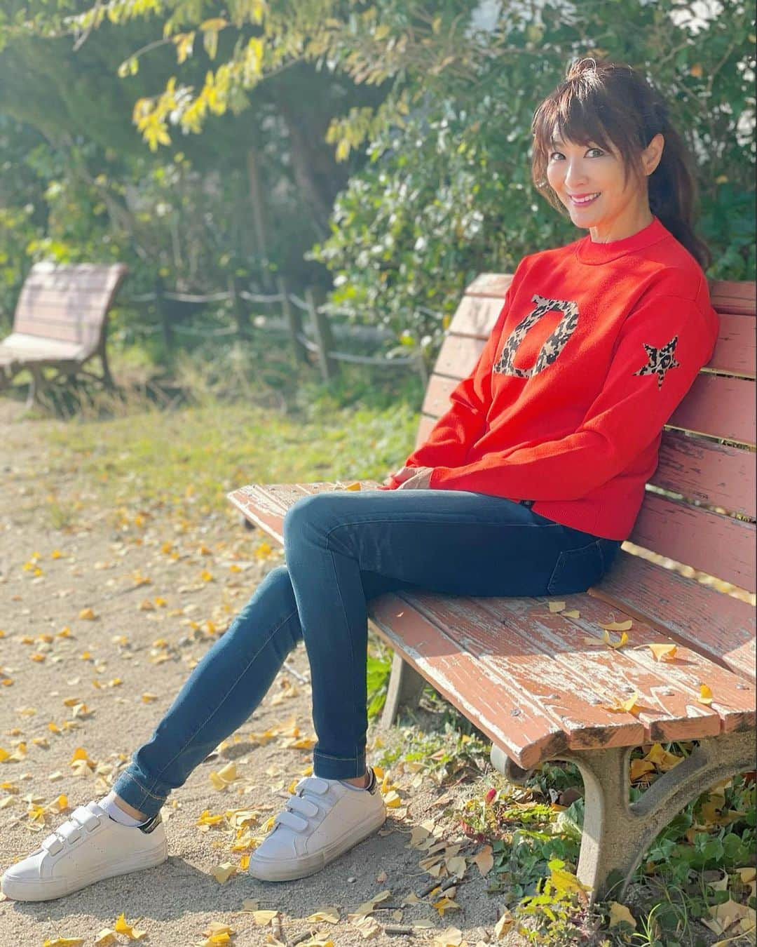 山田佳子さんのインスタグラム写真 - (山田佳子Instagram)「近くの公園をのんびりお散歩…🍁🍂﻿ ﻿ #公園のベンチ﻿ #落ち葉﻿ #眺めながら #考え事 #常に #大切なこと #ポジティブシンキング  #さあ #明日から #また頑張ろう」11月23日 20時18分 - yoshiko117