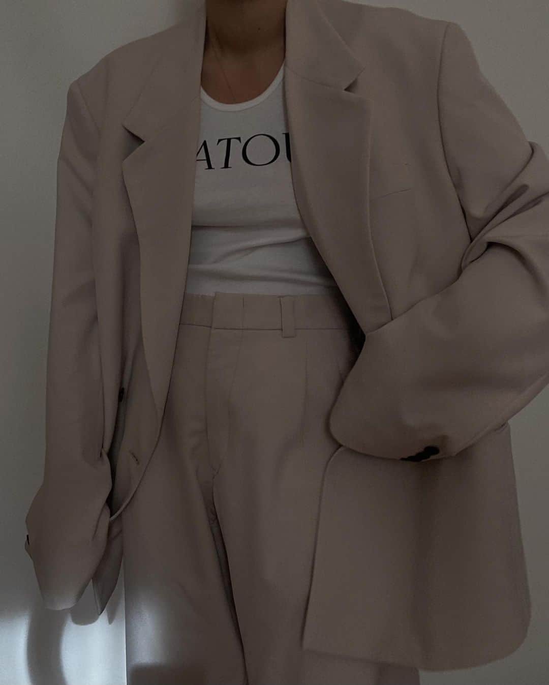 エレオノーラ・カリシのインスタグラム：「what I love to wear right now: clean lines and neutral colors.」