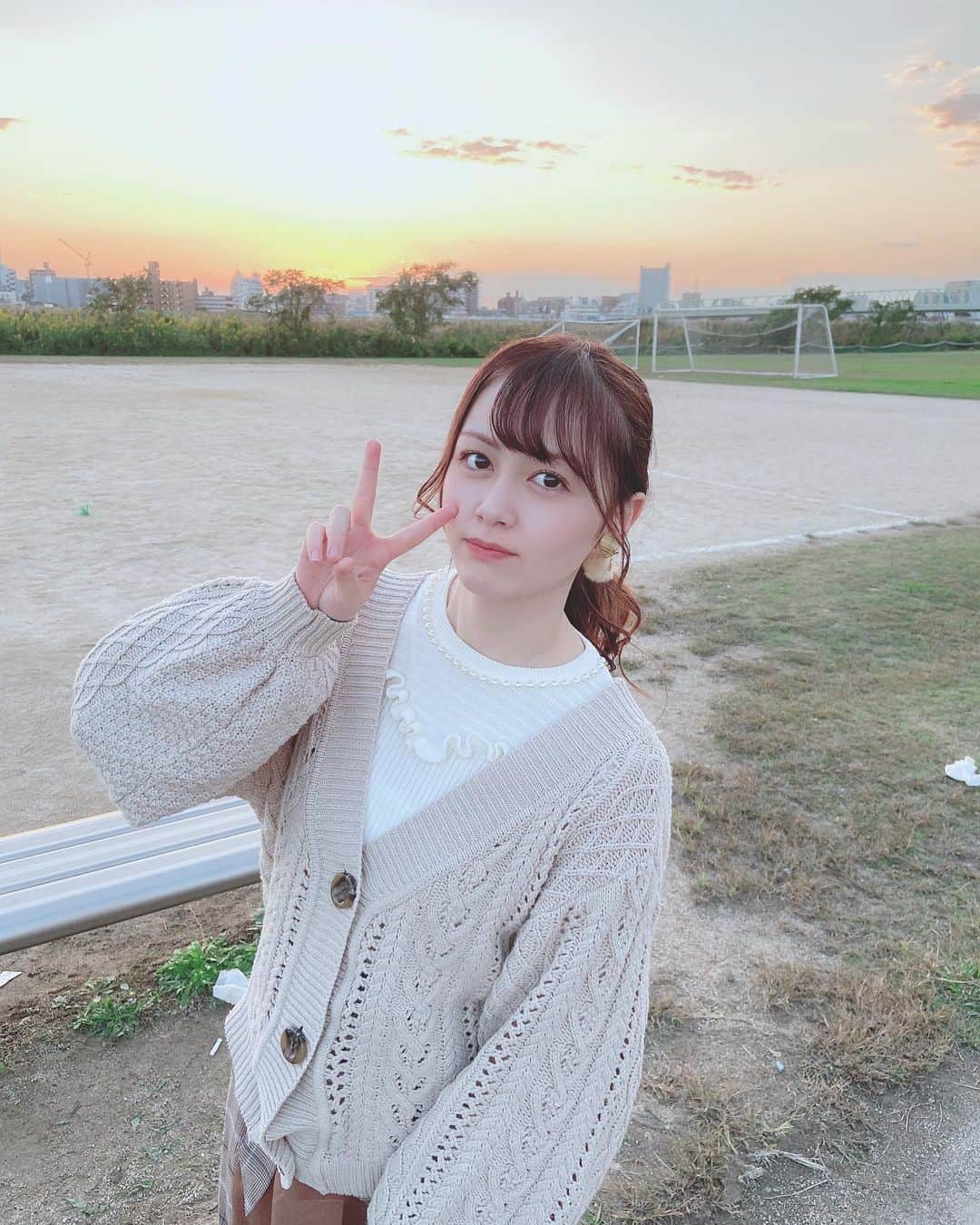大川莉央のインスタグラム：「﻿ シンガーソングライター、AKIさんの「夕暮れに揺れながら」のジャケット写真とMVに出演させていただきました〜🌆﻿ レコチョクとitunesで発売されているそうです！﻿ MVはYouTubeに載ってるのでぜひ✨﻿ ﻿」