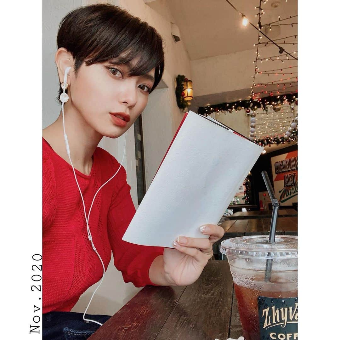 金城優華のインスタグラム：「街はもうXmasムード。 向こう側には海が見える素敵スポット。  そんな心地いい中で 読書。  いい意味で思い知らされる。 自分の未熟さ。 モヤモヤが解れていき 新たな風が入っていく感覚。 だから本って好きなんだろな。  そんな今日の一冊から  【また会いたくなる人】 毎日、 少しずつ『いい事』を積み重ねていると、 本人も知らないうちに 身のこなしが洗練されていき 顔とか背中から 存在感が溢れてくるのです。 どれだけ外見に気を付けた所で この魅力に及ぶものはありません。  先日デザイナーさんと 「背中が好き♡背中はその人の生き様感じる!!」 って2人で語ってたのは こういう事なのかもしれない。  #大人カジュアル  #読書  #秋 #モデル #coffee #沖繩  #赤リップ  #オペラリップティント   #women  #model  #okinawa  #イルミネーション 素敵だったよ」